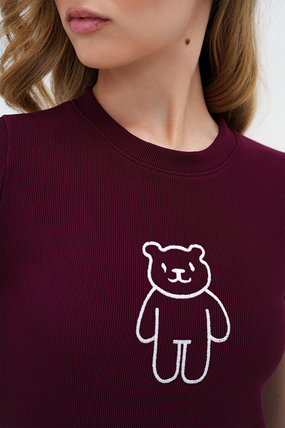 Bordo Bisiklet Yaka Ayıcık Nakışlı Ottoban Crop T Shırt