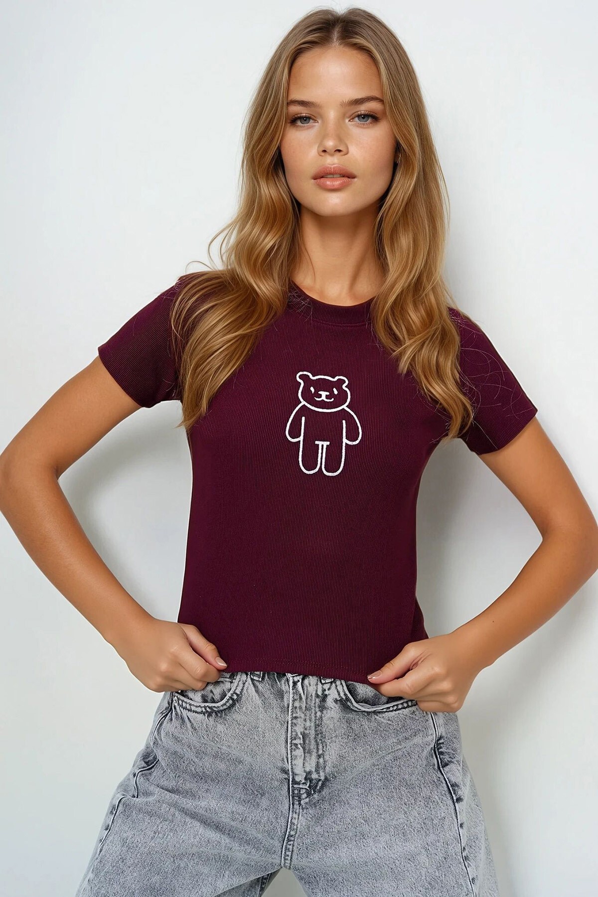 Bordo Bisiklet Yaka Ayıcık Nakışlı Ottoban Crop T Shırt