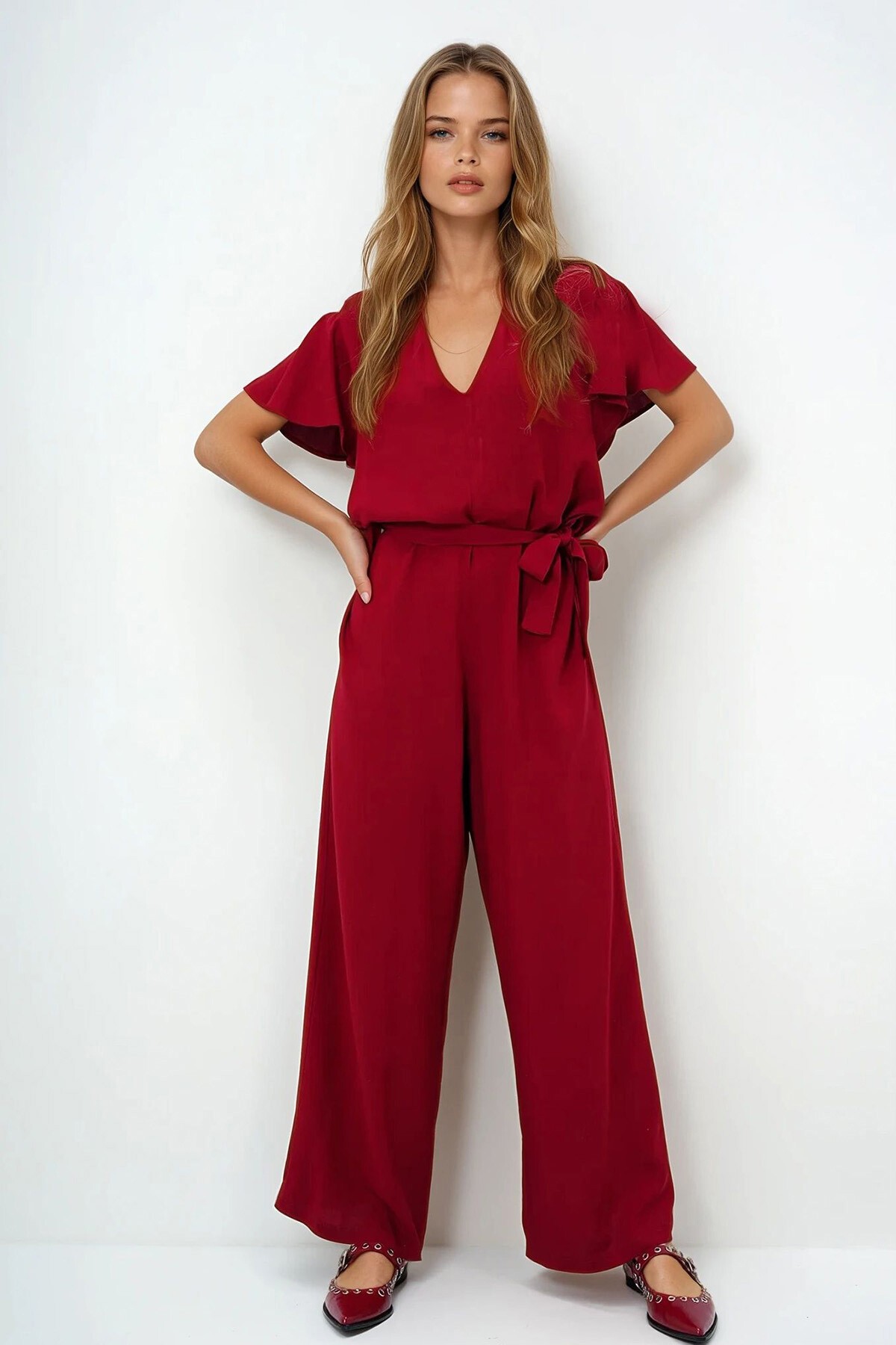 Bordo V Yaka Kolları Volanlı Kendinden Kuşaklı Dokuma Yazlık Tulum