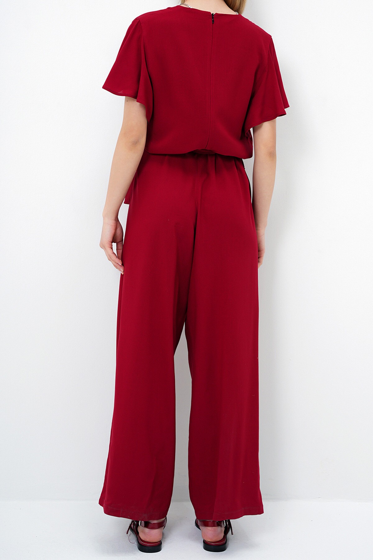 Bordo V Yaka Kolları Volanlı Kendinden Kuşaklı Dokuma Yazlık Tulum