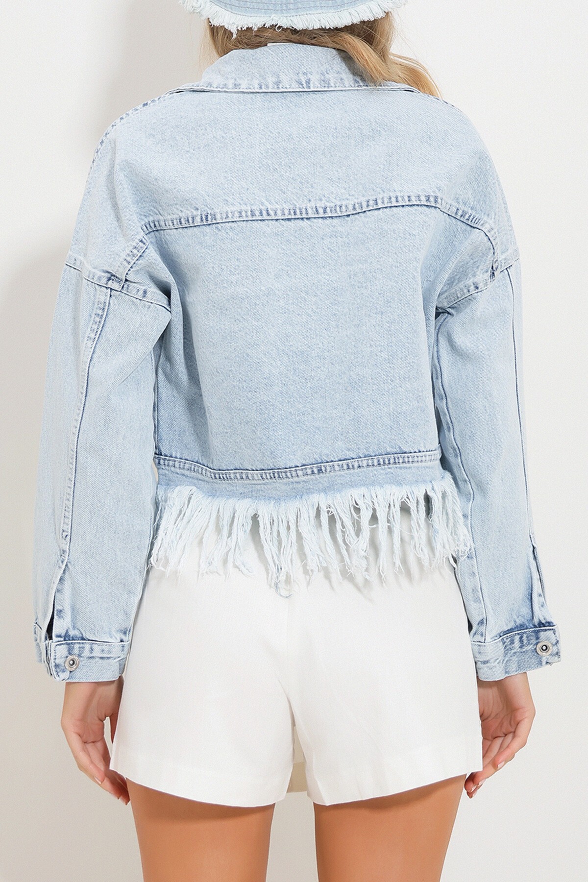 Buz Mavi Kar Yıkamalı Eskitme Püsküllü Çift Cepli Crop Jean Ceket