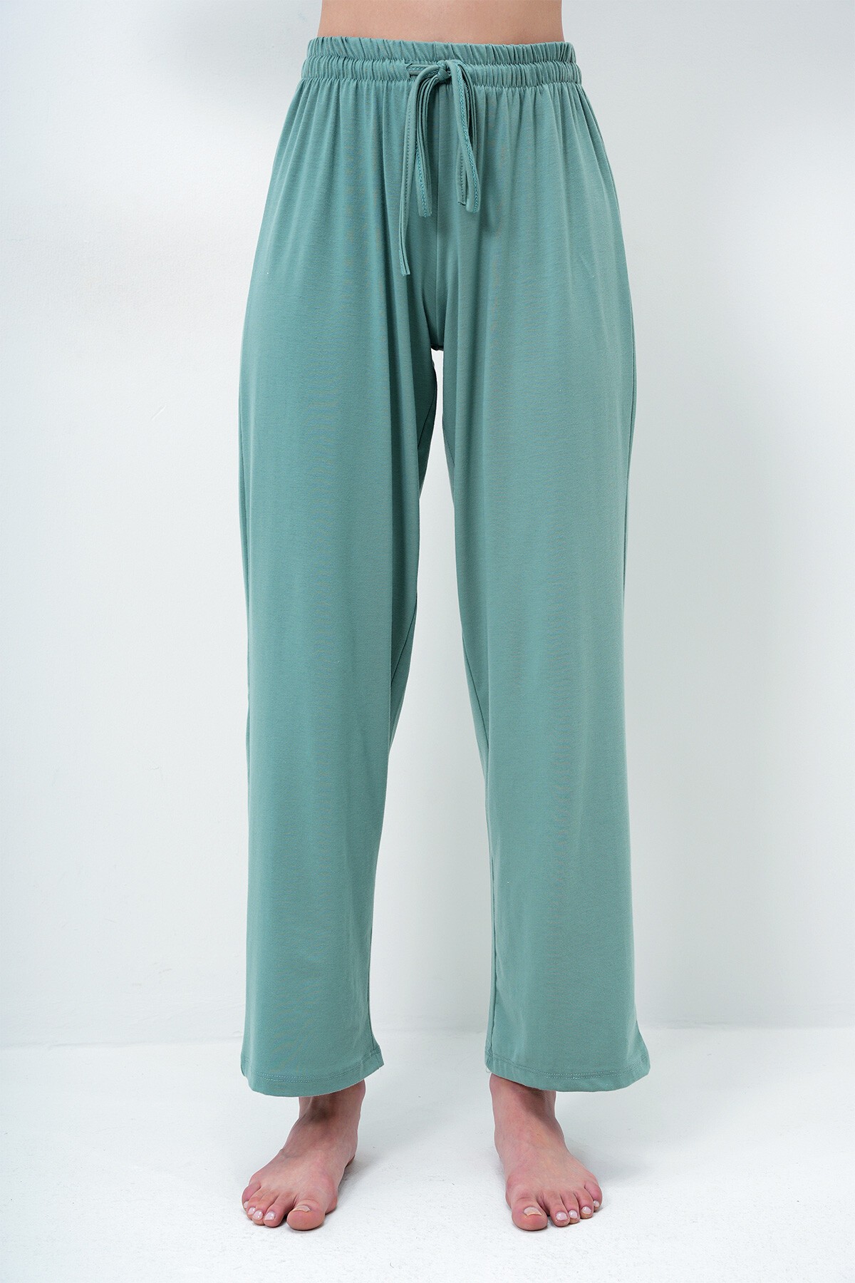 Çağla Yeşili Bisiklet Yaka Baskılı T Shirt Ve Düz Renk Pantolonlu Pijama Takımı