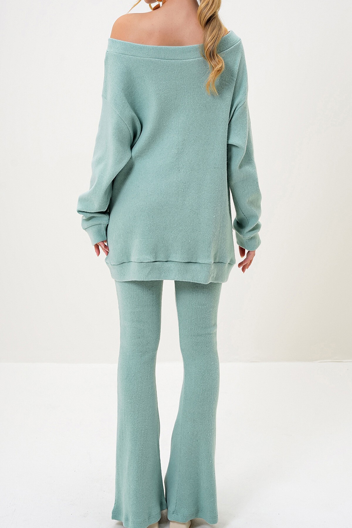 Çağla Yeşili Kayık Yaka Kaşkorse Oversize Bluz Ve İspanyol Paça Pantolon Takım