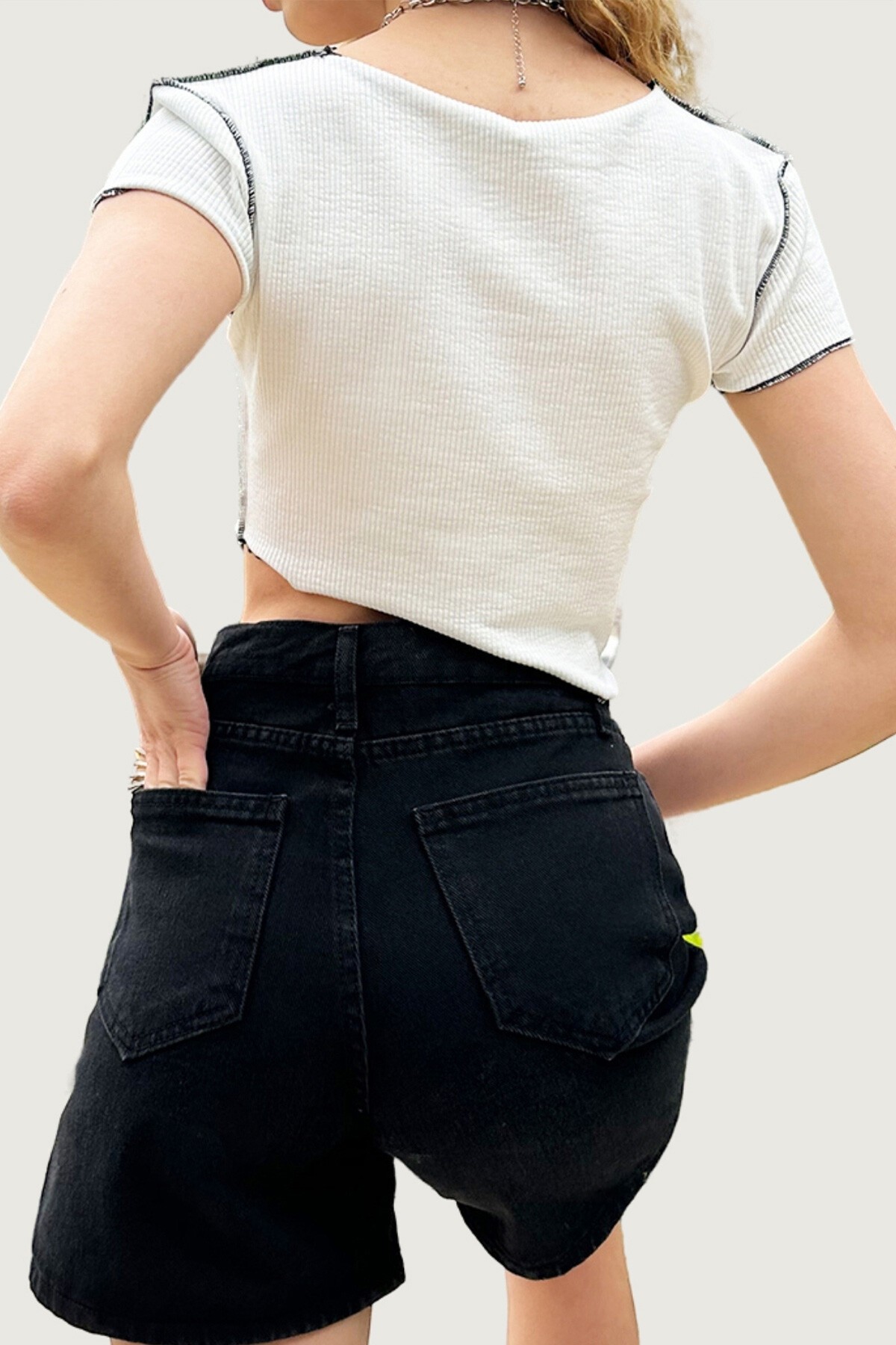 Ekru Asimetrik Kesim Ters Dikişli Crop Bluz