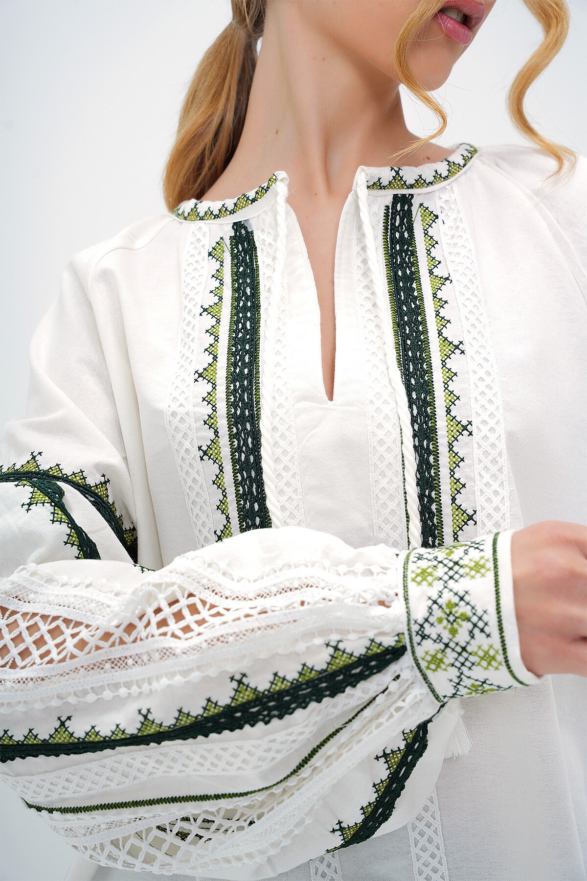 Ekru Balon Kol Nakışlı Ham Keten Bluz