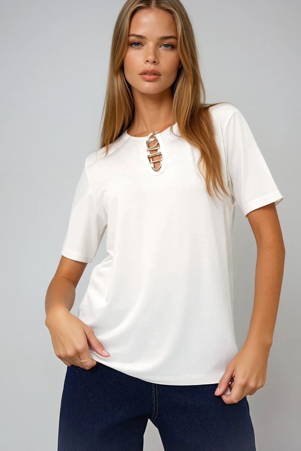 Ekru Bisiklet Yaka Halka Detaylı Kısa Kol Basic T Shırt