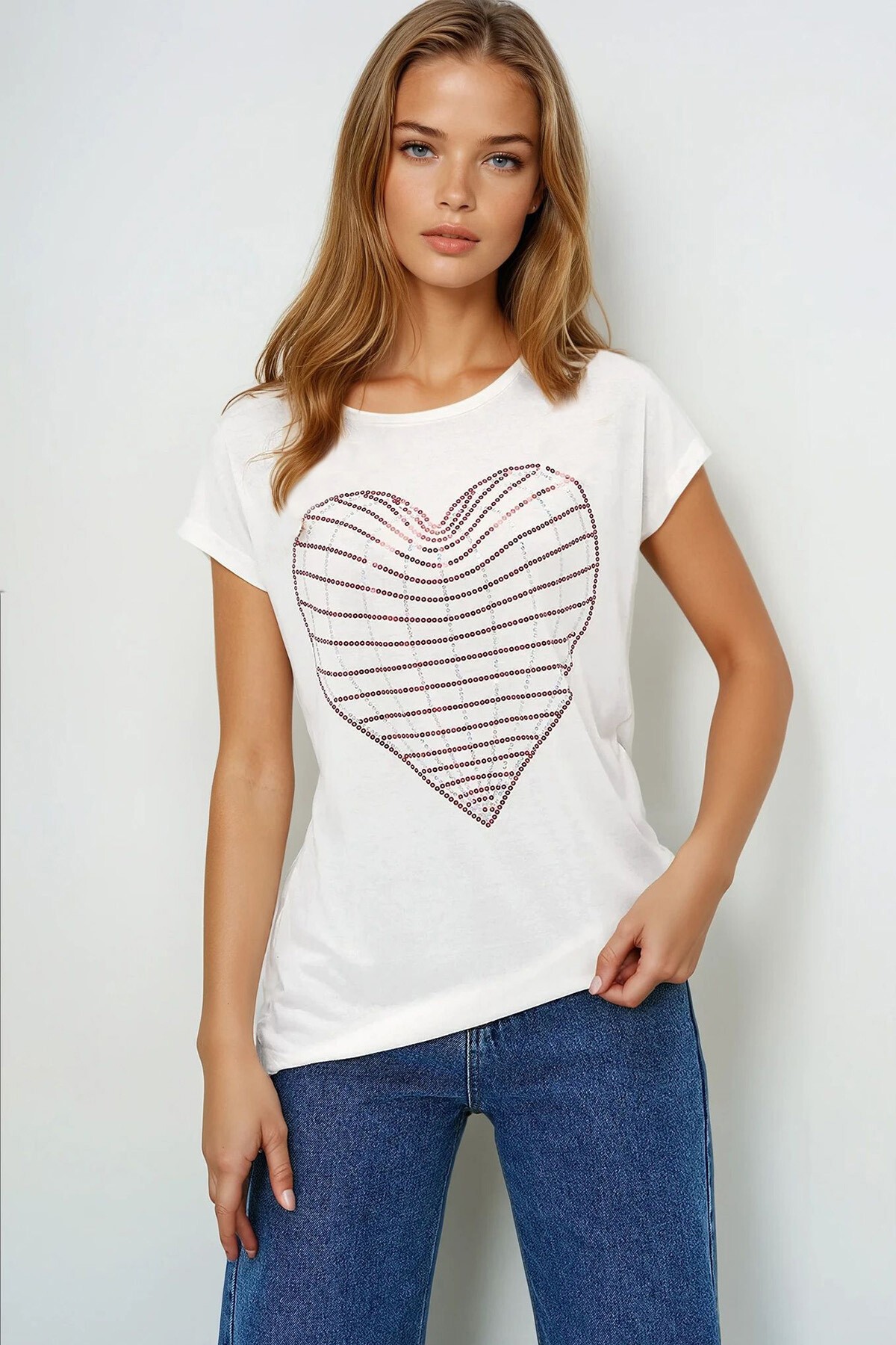 Ekru Bisiklet Yaka Kalp İşlemeli Sıfır Kol T Shırt