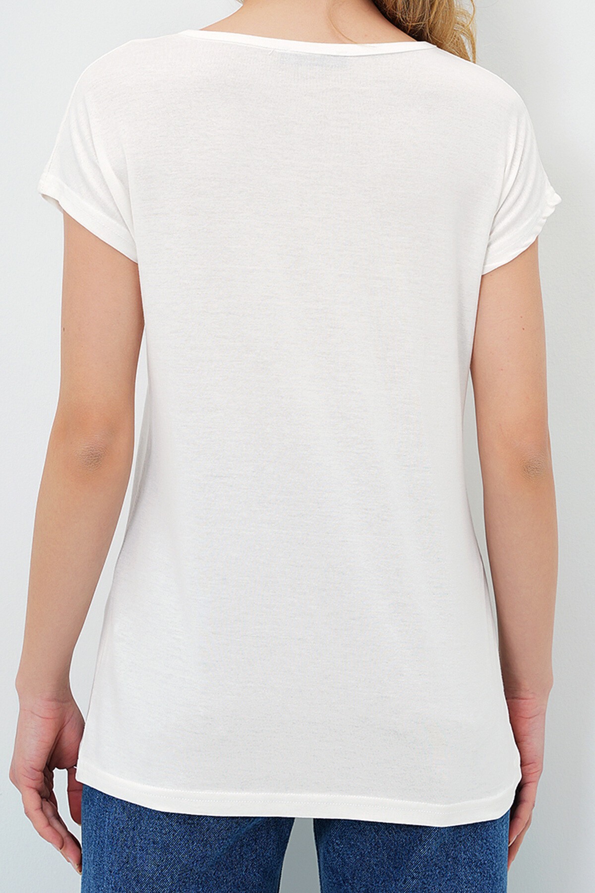 Ekru Bisiklet Yaka Kalp İşlemeli Sıfır Kol T Shırt