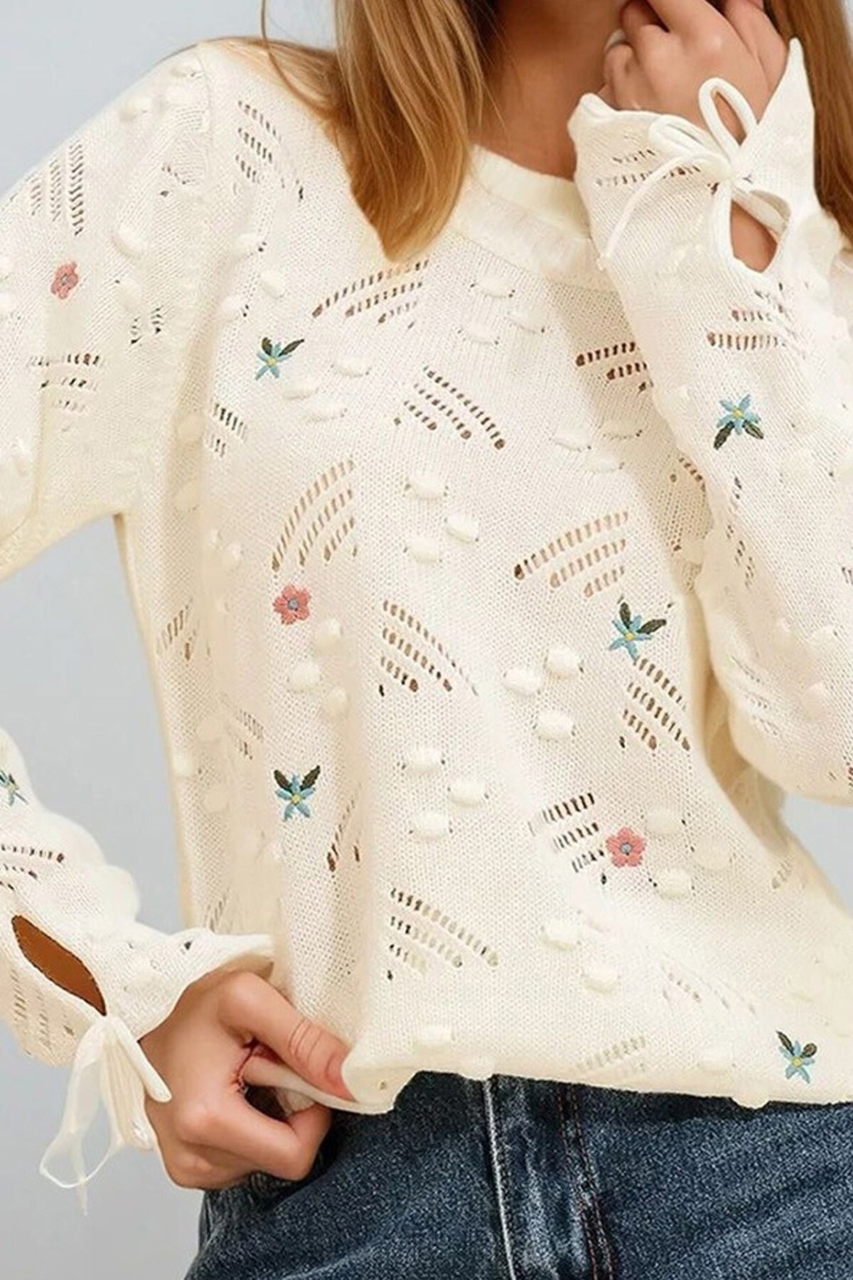 Ekru Bisiklet Yaka Nakışlı Triko Kazak