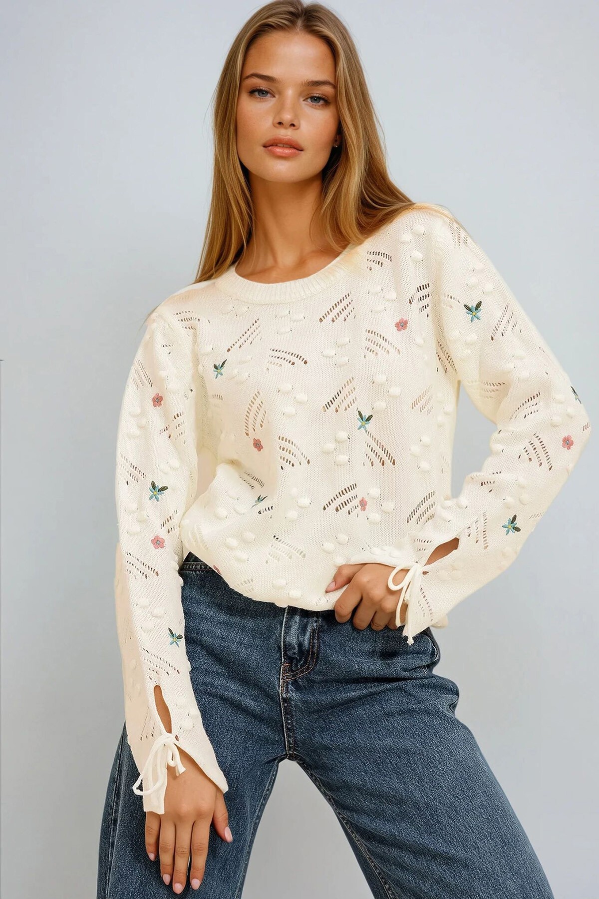 Ekru Bisiklet Yaka Nakışlı Triko Kazak