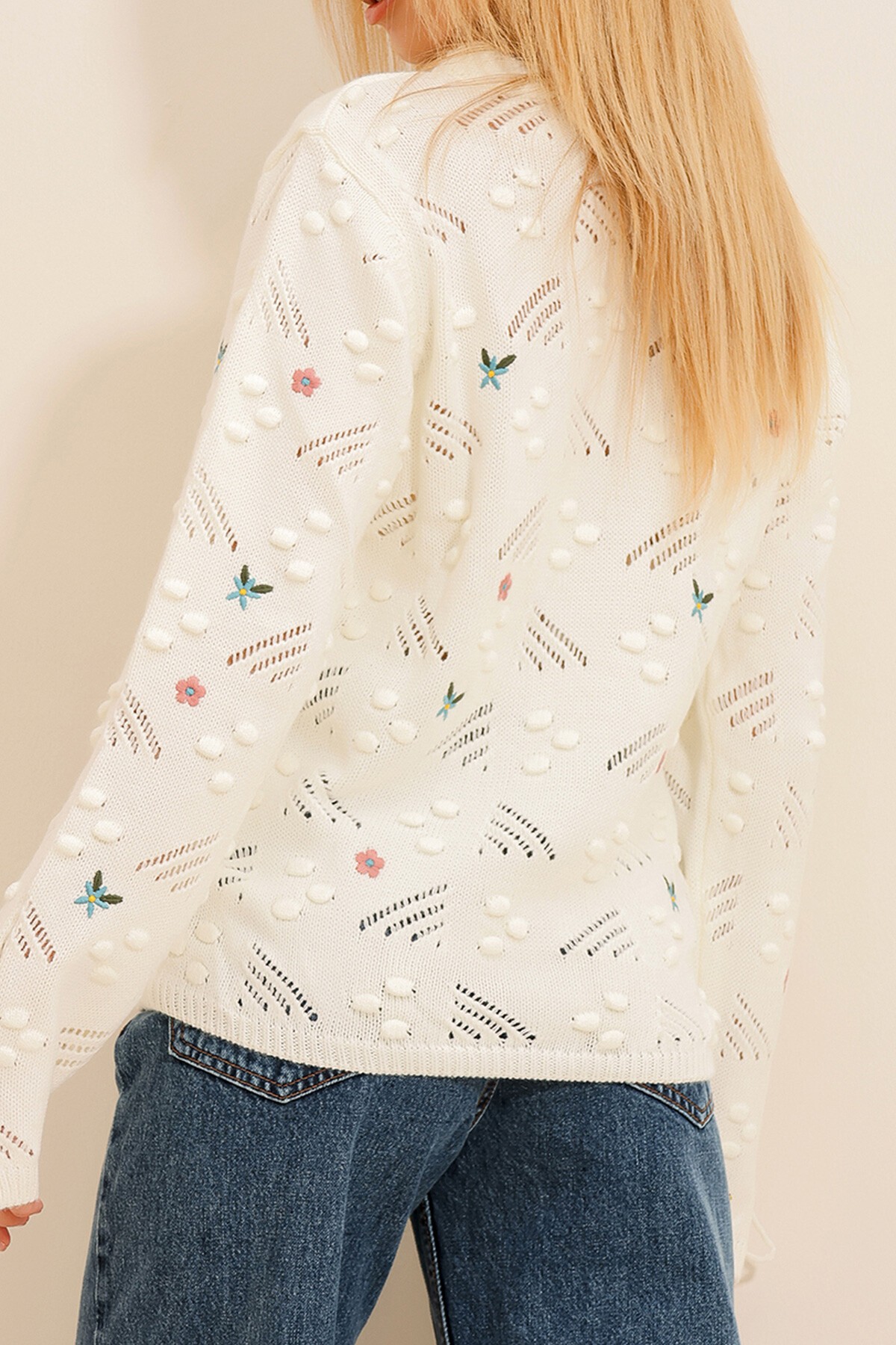 Ekru Bisiklet Yaka Nakışlı Triko Kazak