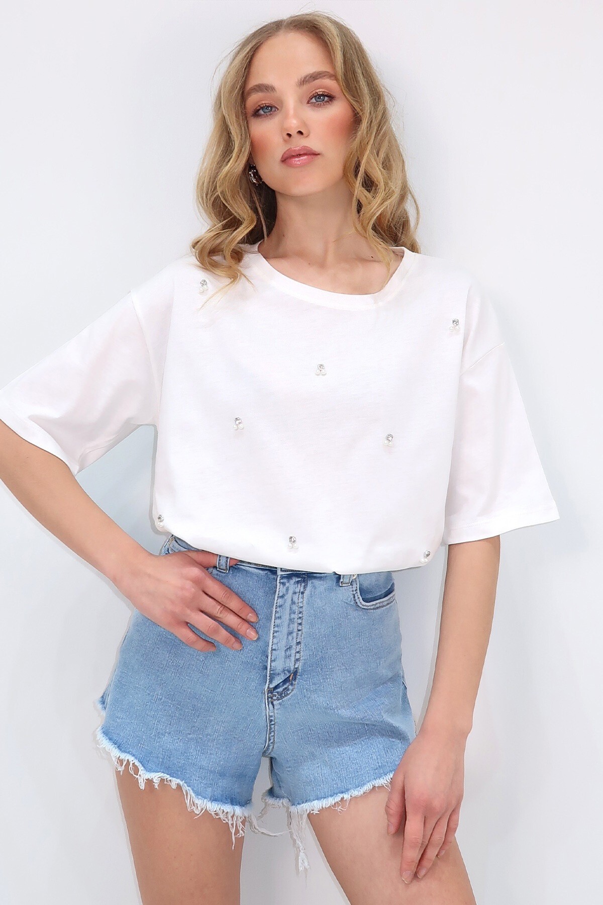 Ekru Bisiklet Yaka Oversize İnci Ve Taş İşlemeli T-Shirt