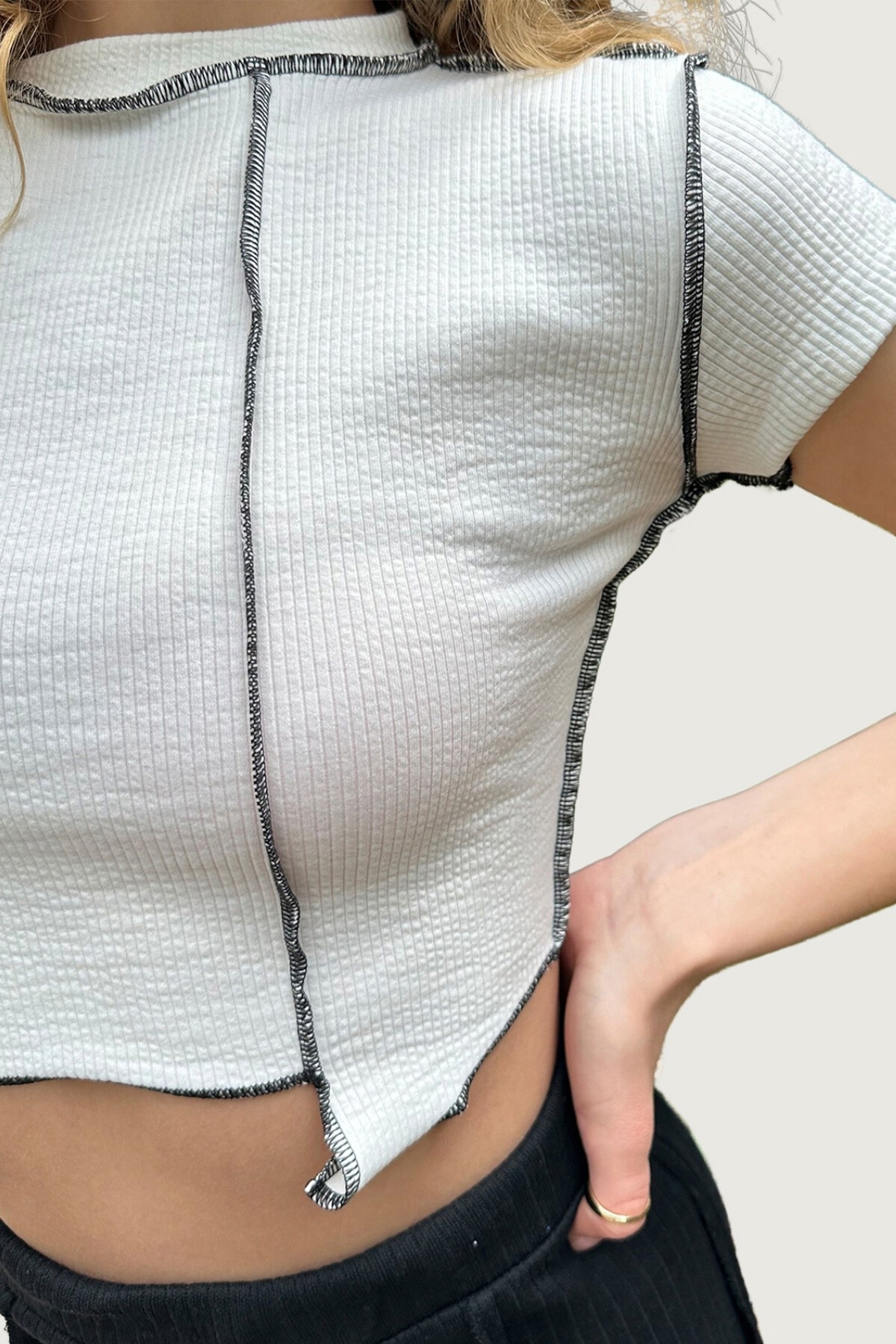 Ekru Bisiklet Yaka Ters Dikişli Tasarım Crop Bluz