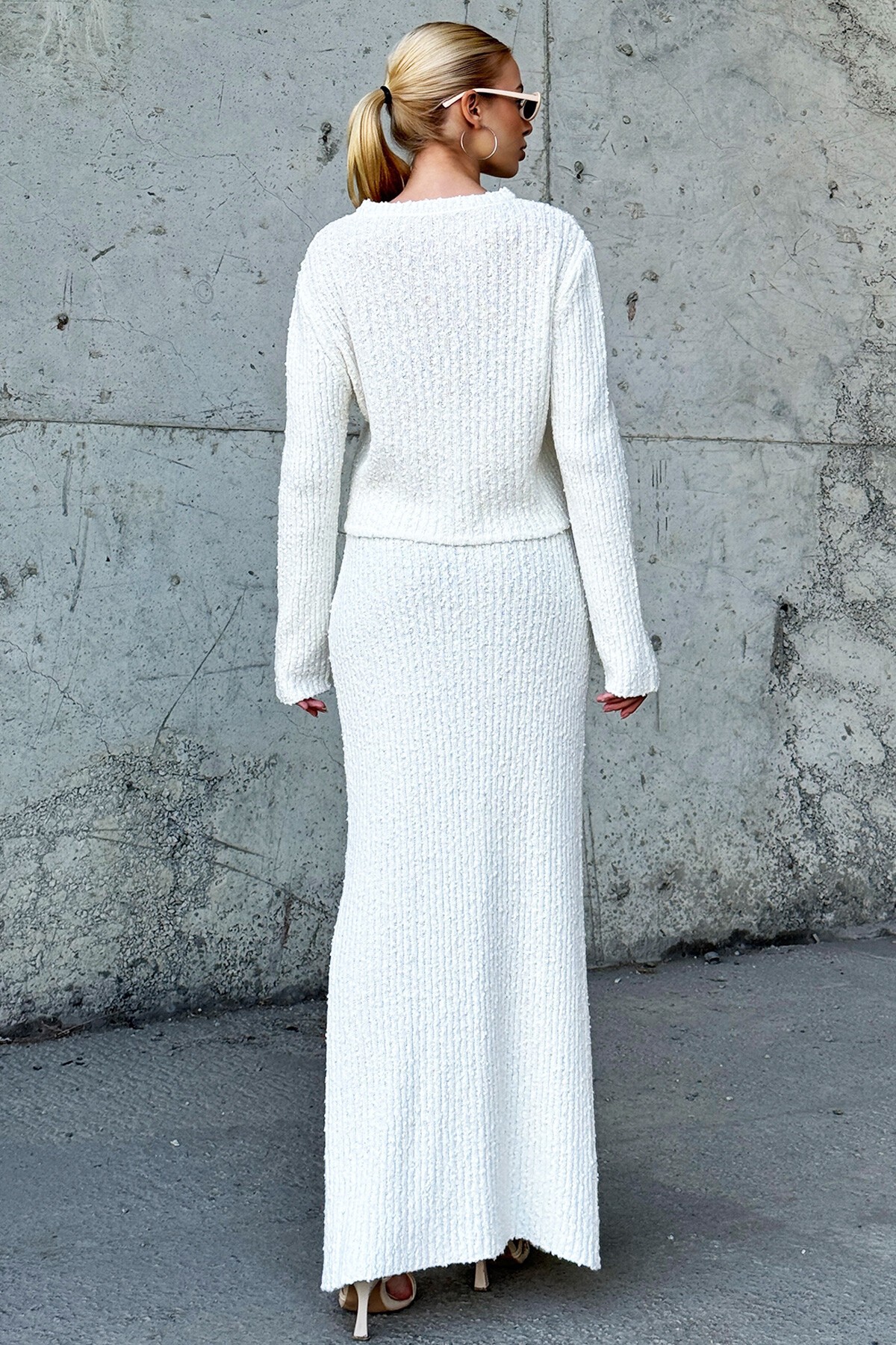 Ekru Bisiklet Yaka Triko Crop Kazak Ve Yırtmaç Detaylı Etek Takım