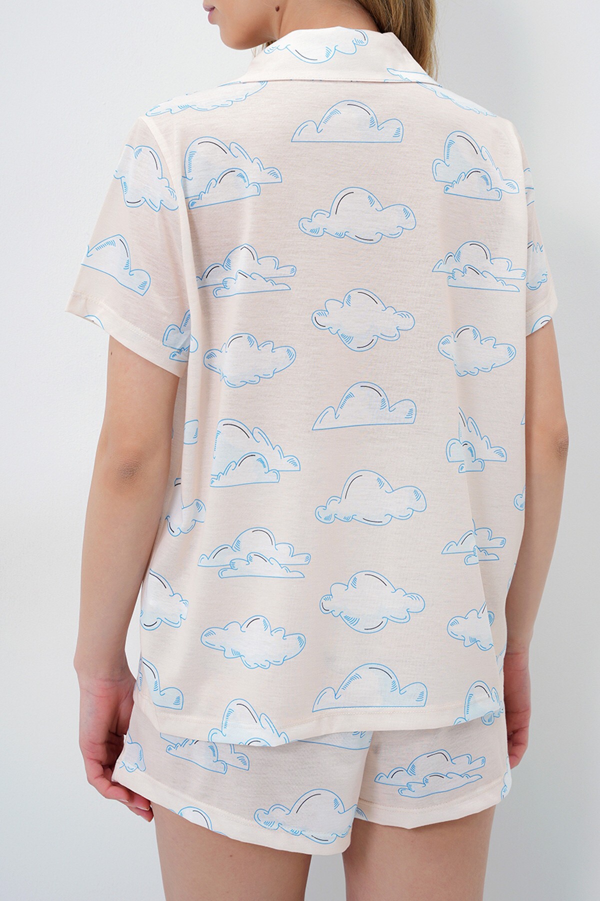 Ekru Bulut Desenli Örme Pamuklu Gömlek Ve Şort Pijama Takımı