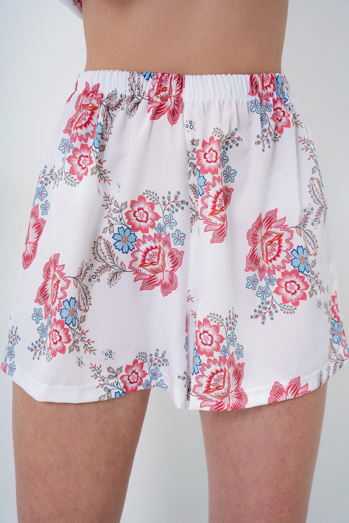 Ekru Desenli Önü Düğmeli Dokuma Gömlek Ve Şort Pijama Takım