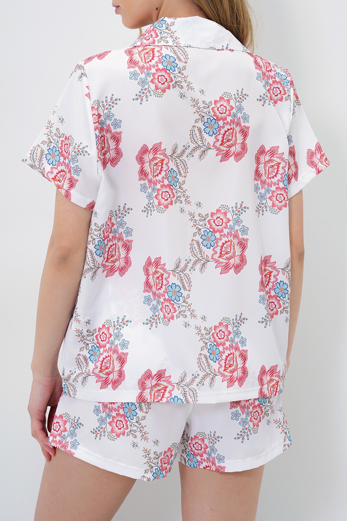 Ekru Desenli Önü Düğmeli Dokuma Gömlek Ve Şort Pijama Takım