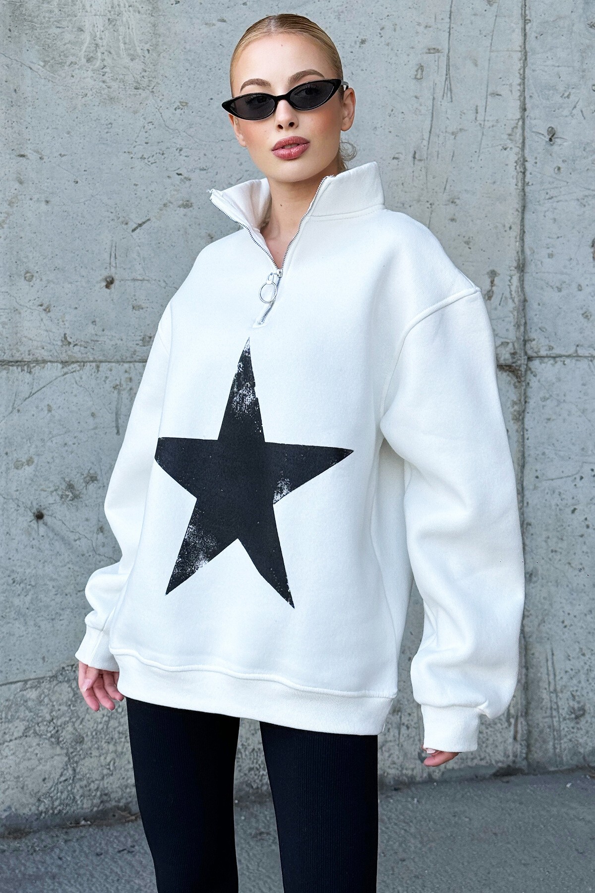 Ekru Dik Yaka Yarım Fermuarlı Yıldız Baskılı Sweatshirt