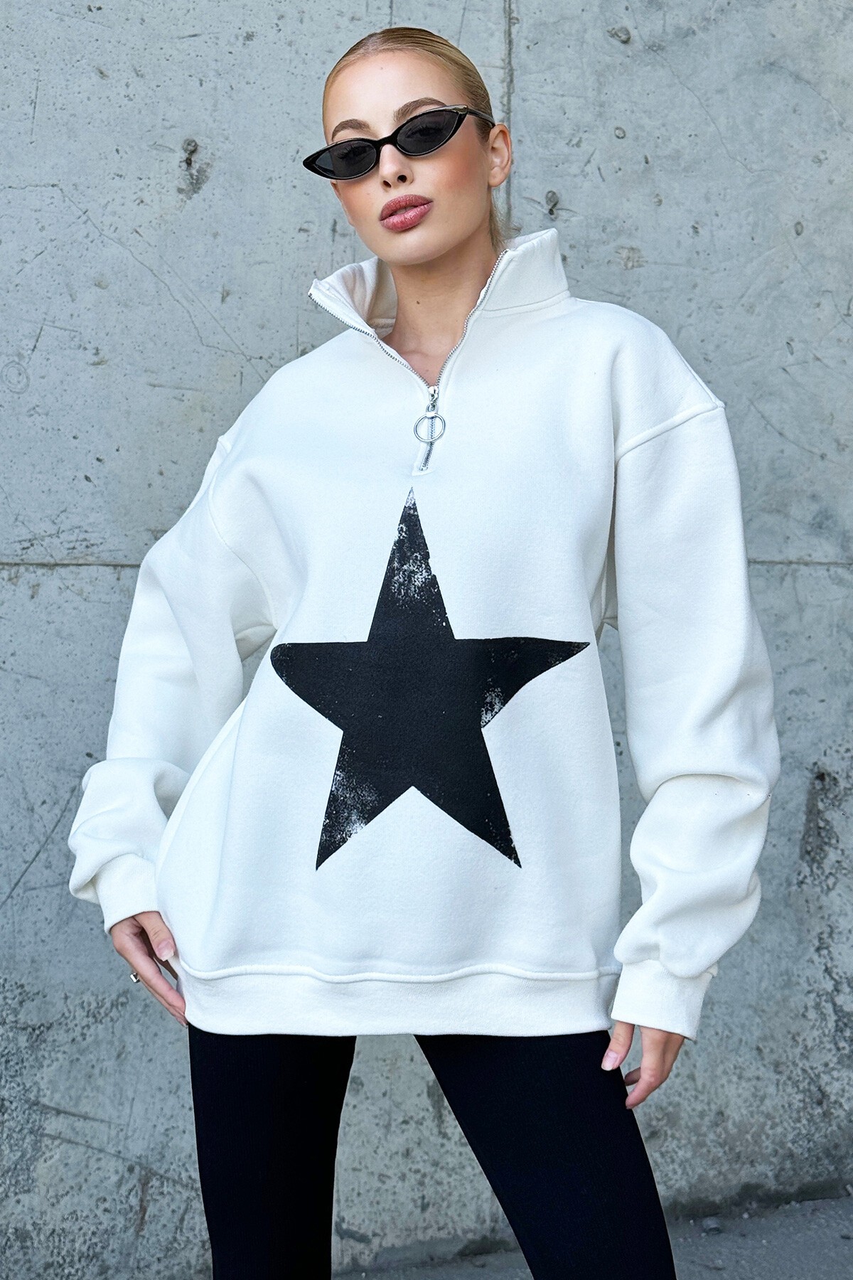 Ekru Dik Yaka Yarım Fermuarlı Yıldız Baskılı Sweatshirt
