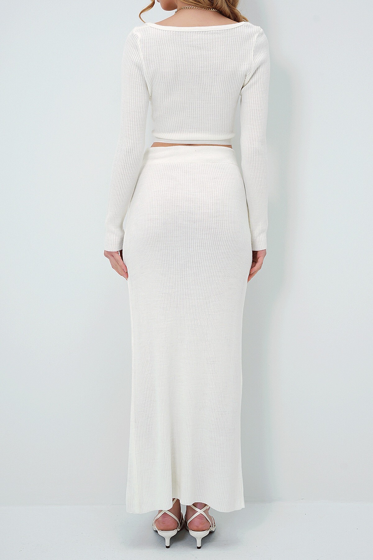 Ekru Geniş Yaka Uzun Kol Crop Kazak Ve Yırtmaçlı Etek Takım