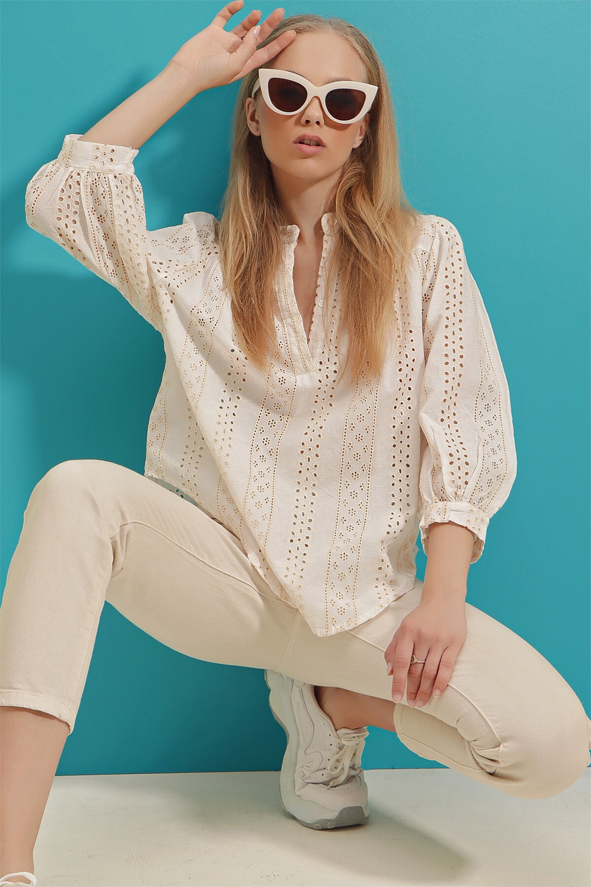 Ekru Hakim Yaka Fisto Ve Nakış İşlemeli Keten Dokuma Bluz