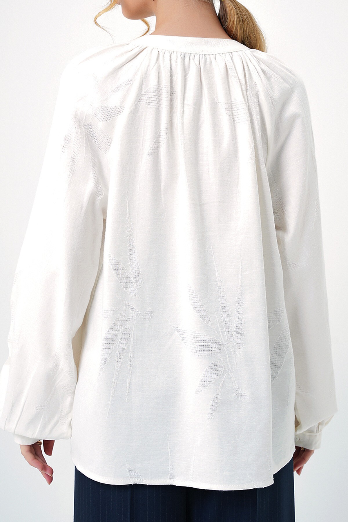 Ekru Hakim Yaka Kendinden Desenli Dokuma Bluz