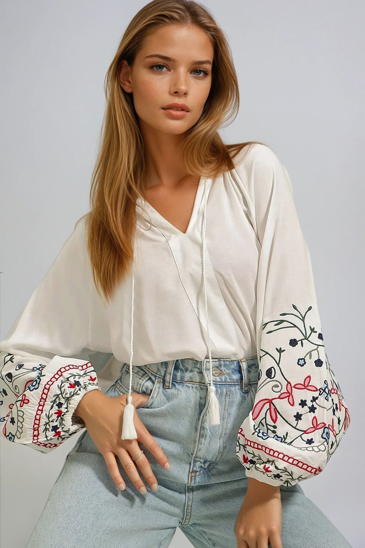 Ekru Hakim Yaka Kolları Nakış İşlemeli Dokuma Bluz