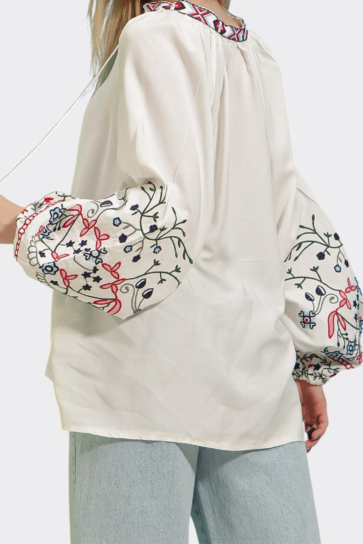 Ekru Hakim Yaka Kolları Nakış İşlemeli Dokuma Bluz