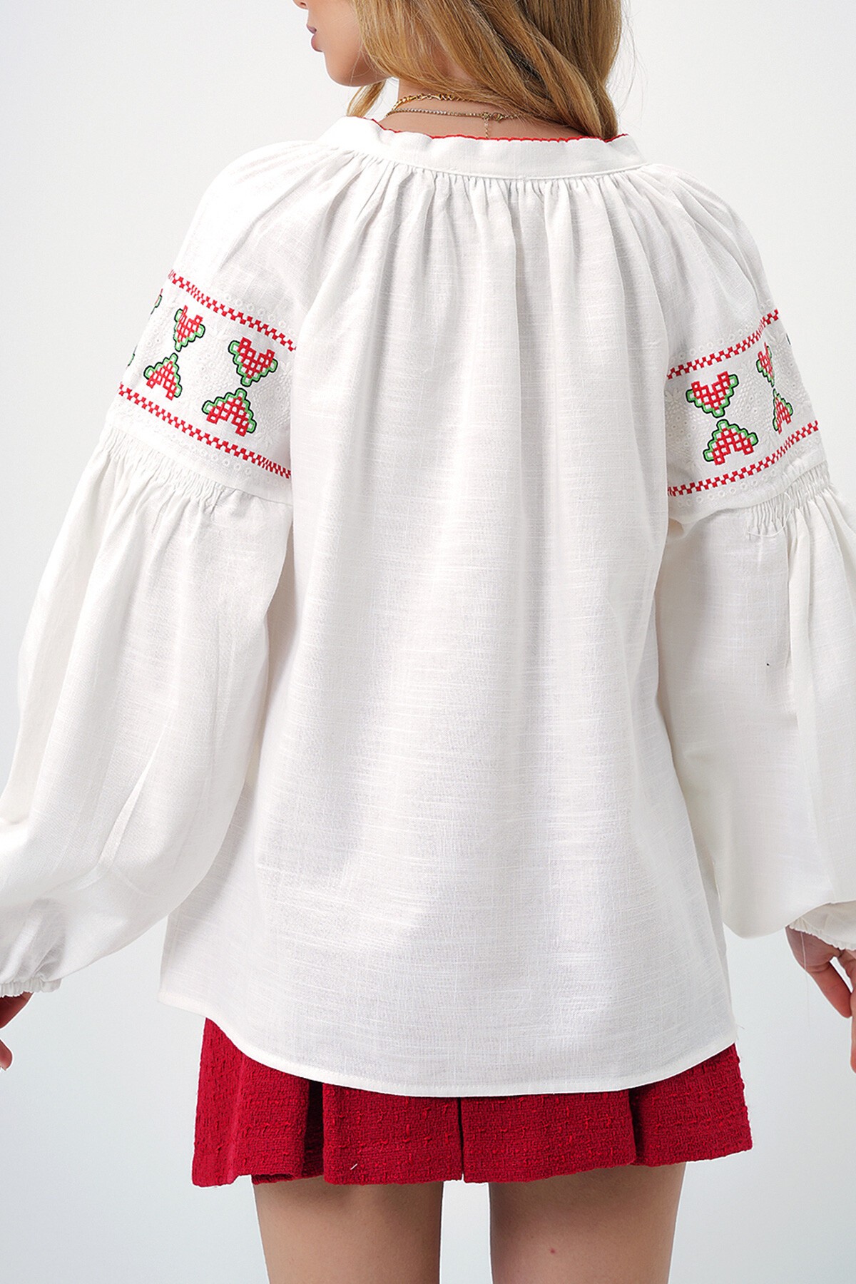 Ekru Hakim Yaka Nakış İşlemeli Balon Kol Dokuma Bluz