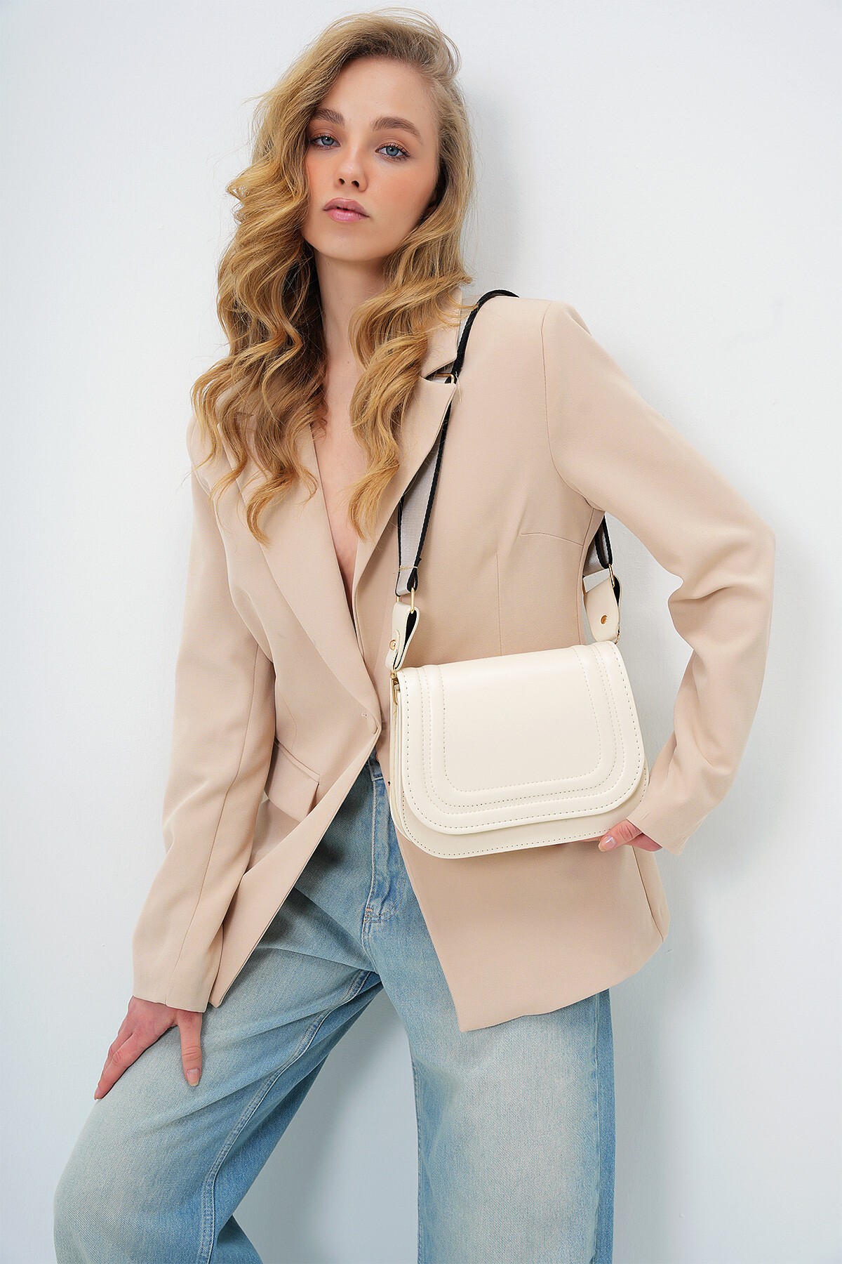 Ekru Kapaklı Mıknatıs Kapamalı Ayarlanabilir  Kanvas Kumaş Omuz Çantası