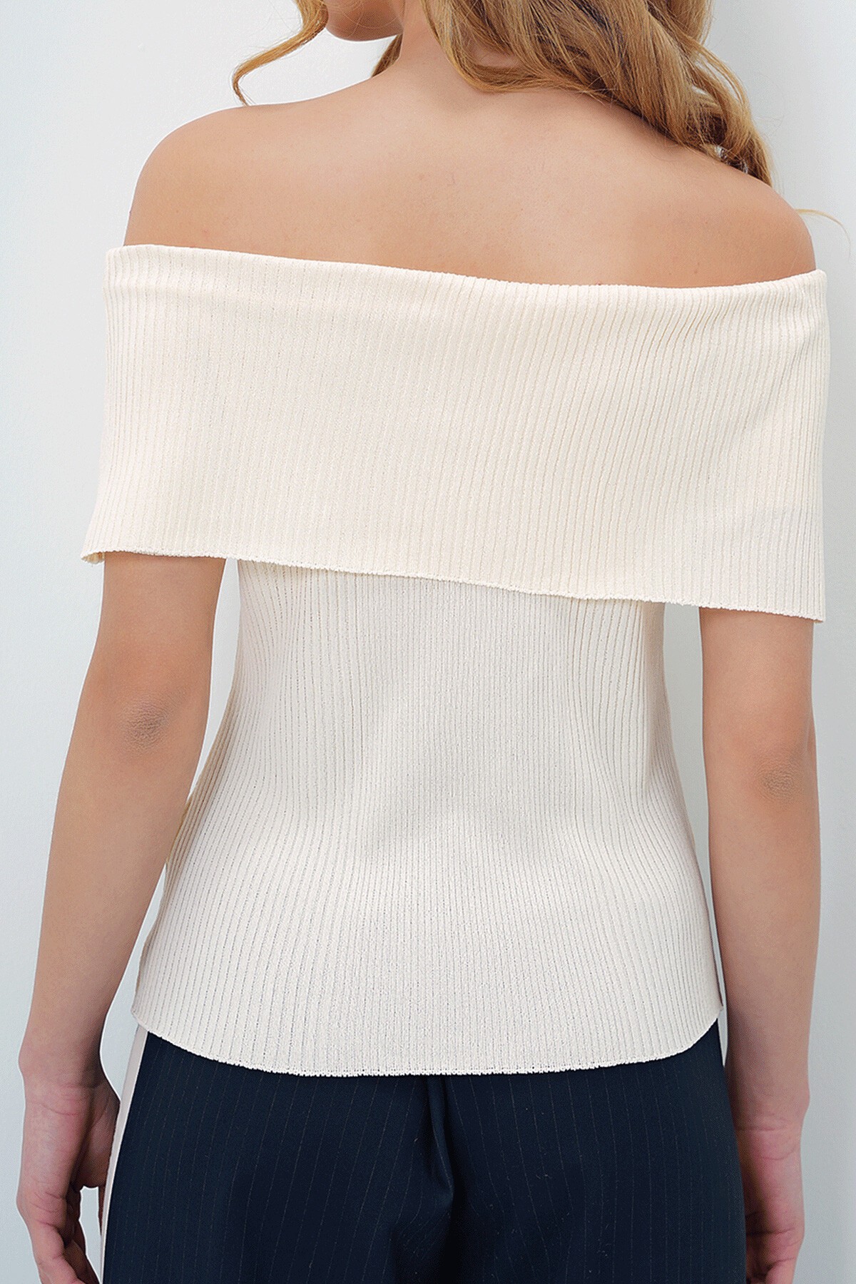 Ekru Madonna Yaka Kolsuz Triko Bluz