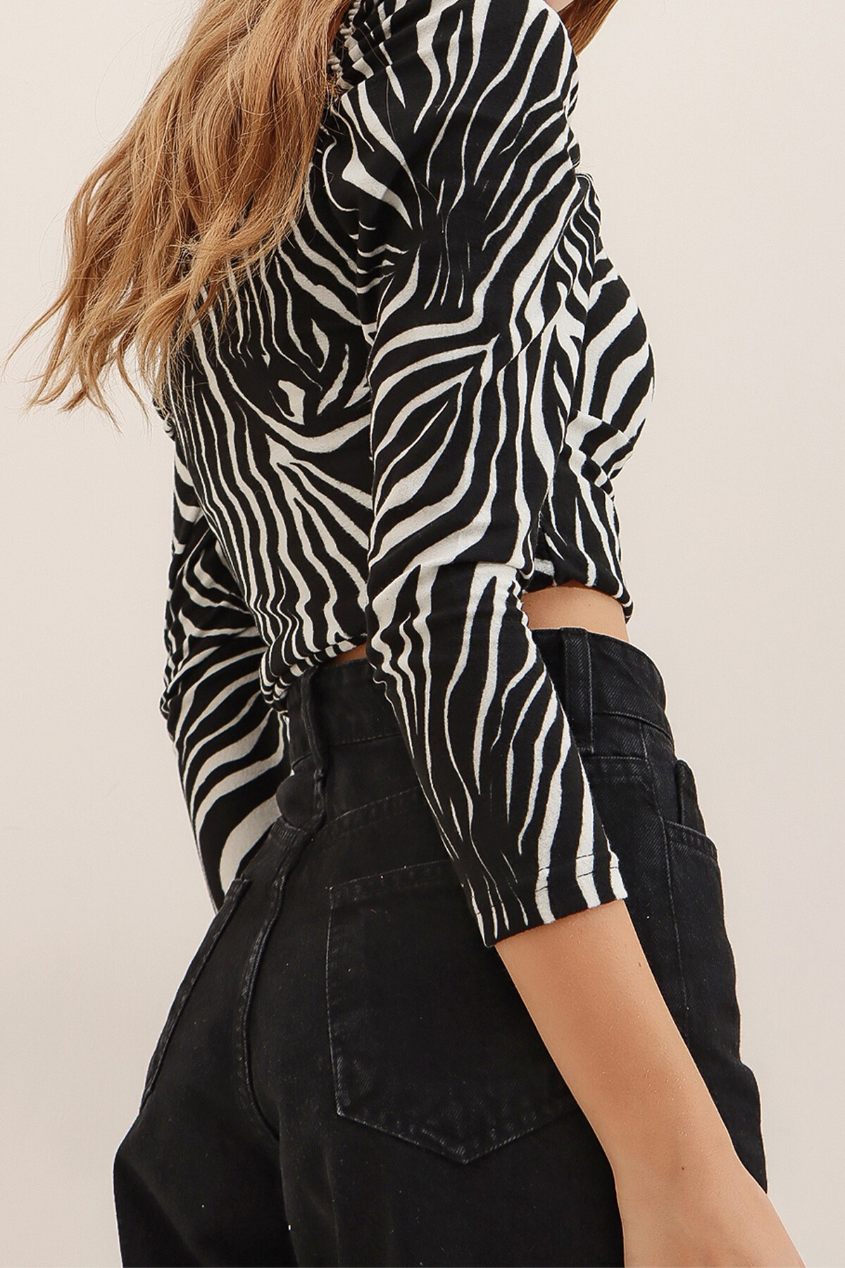 Ekru Öpücük Yaka Prenses Kol Crop Bluz