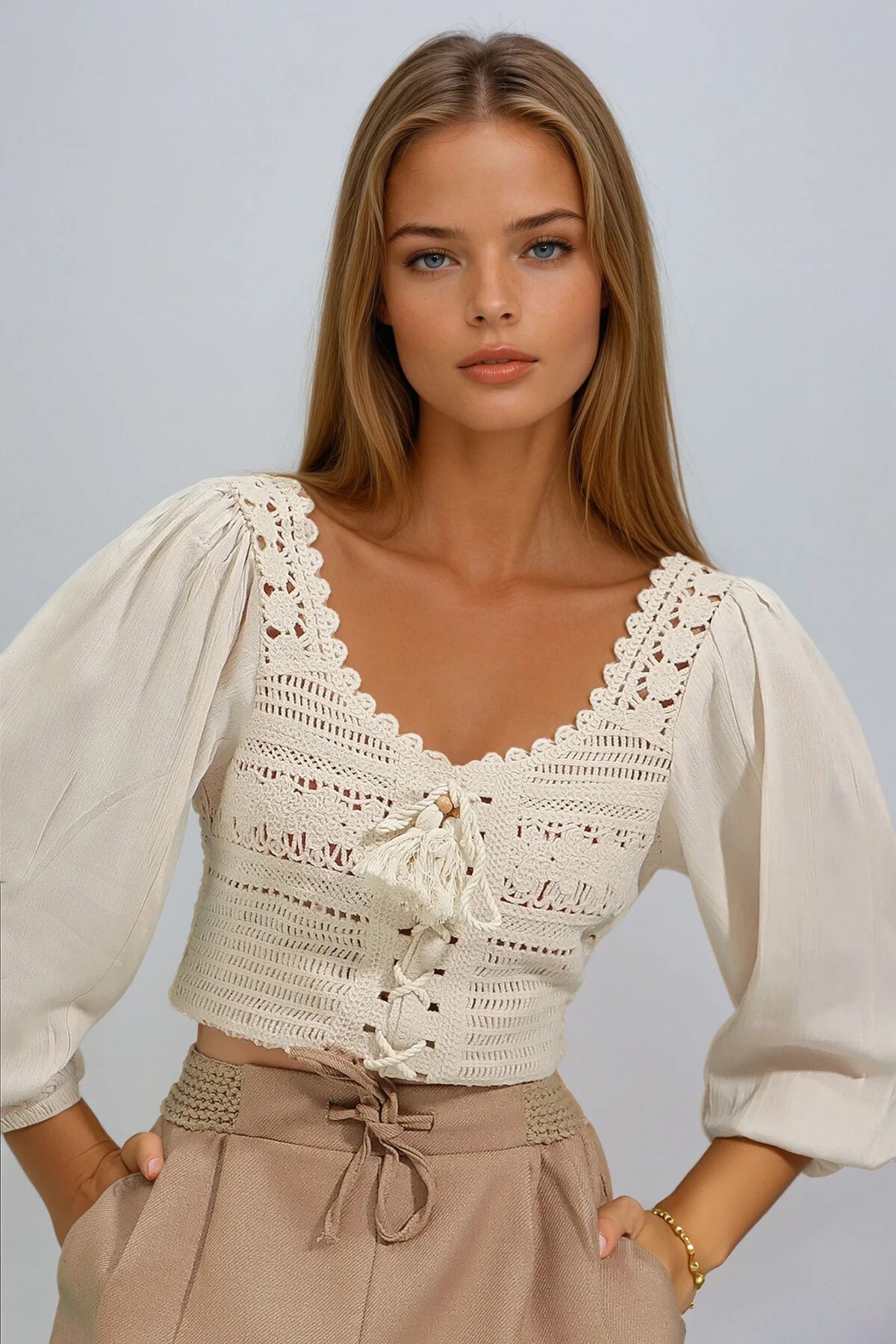 Ekru Oval Yaka Önü Bağcıklı Keten Bloklu Kroşe Bluz