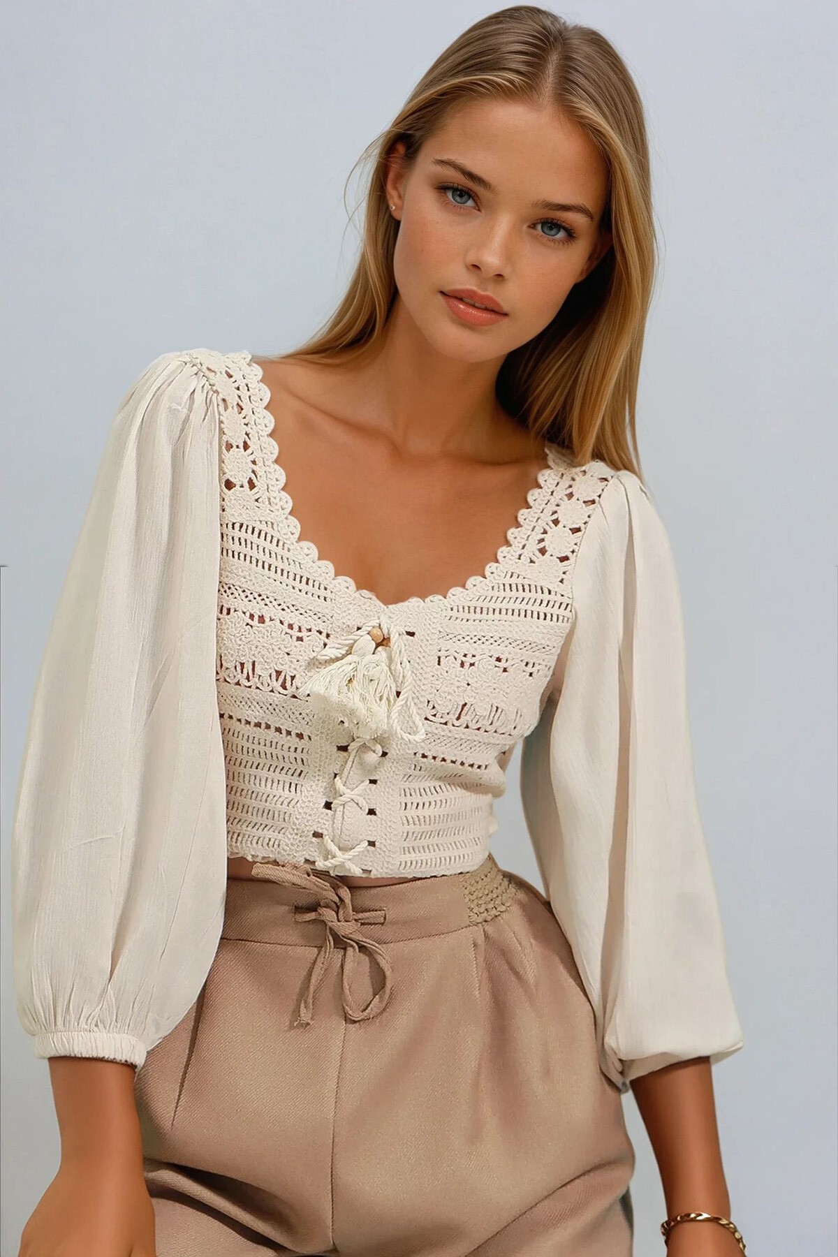 Ekru Oval Yaka Önü Bağcıklı Keten Bloklu Kroşe Bluz