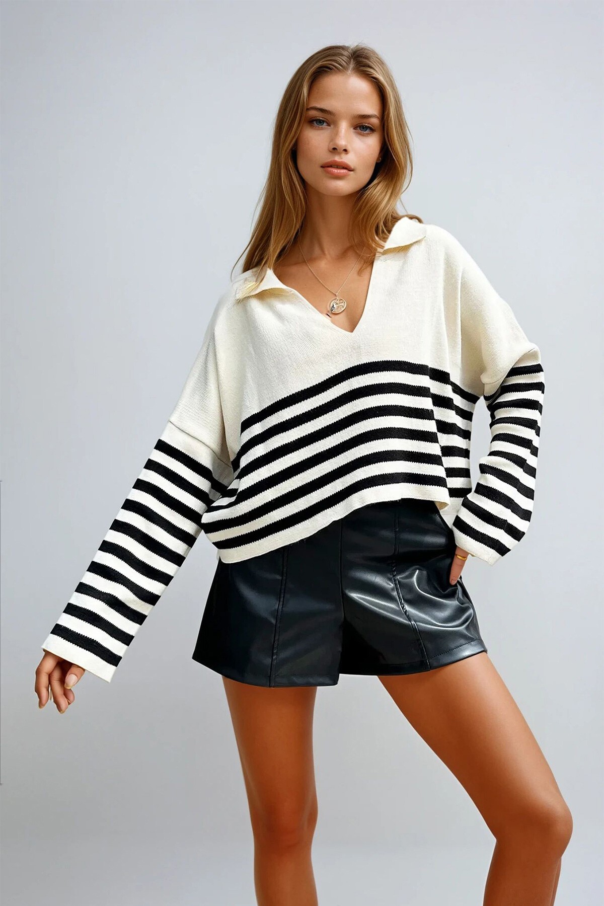 Ekru Polo Yaka Çizgili Crop Kazak