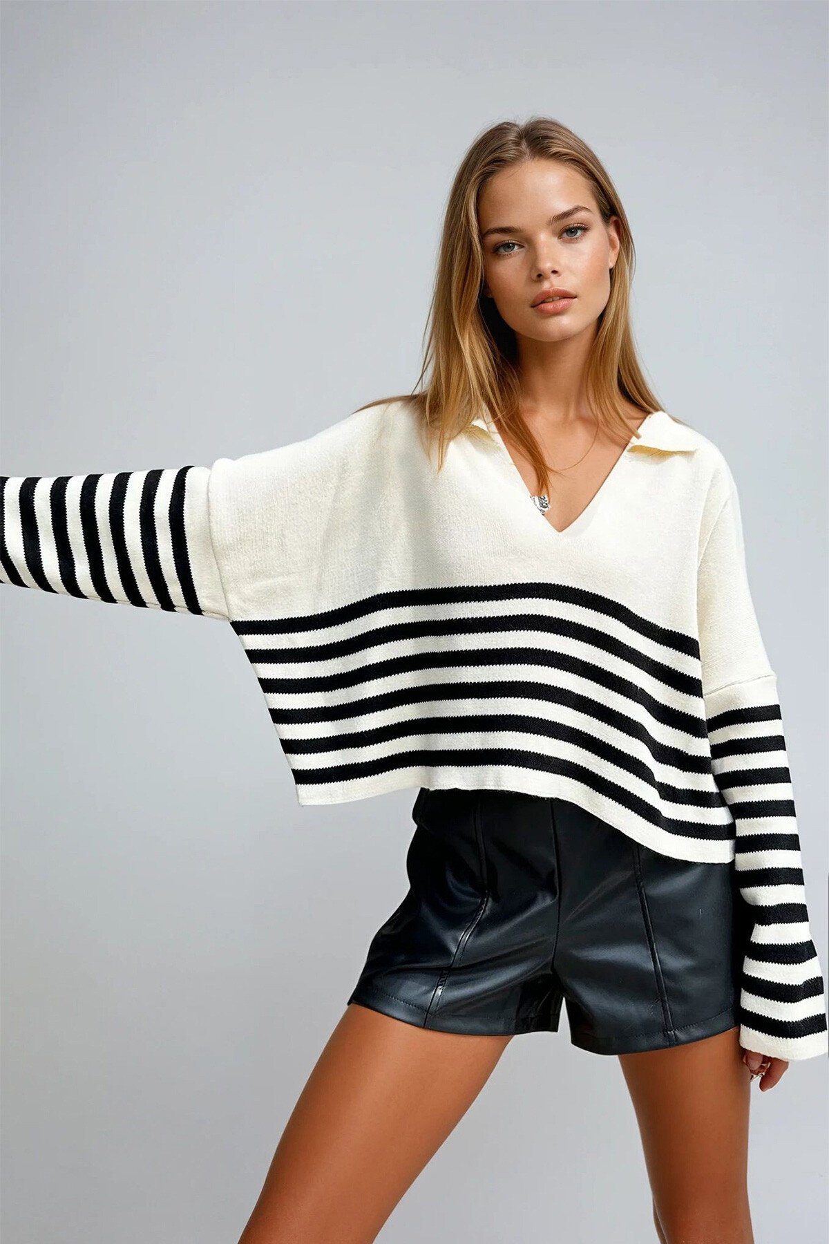 Ekru Polo Yaka Çizgili Crop Kazak