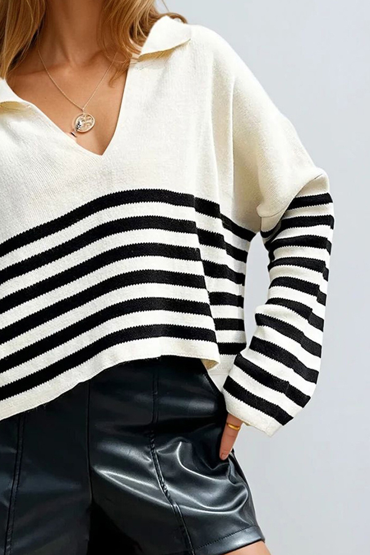 Ekru Polo Yaka Çizgili Crop Kazak