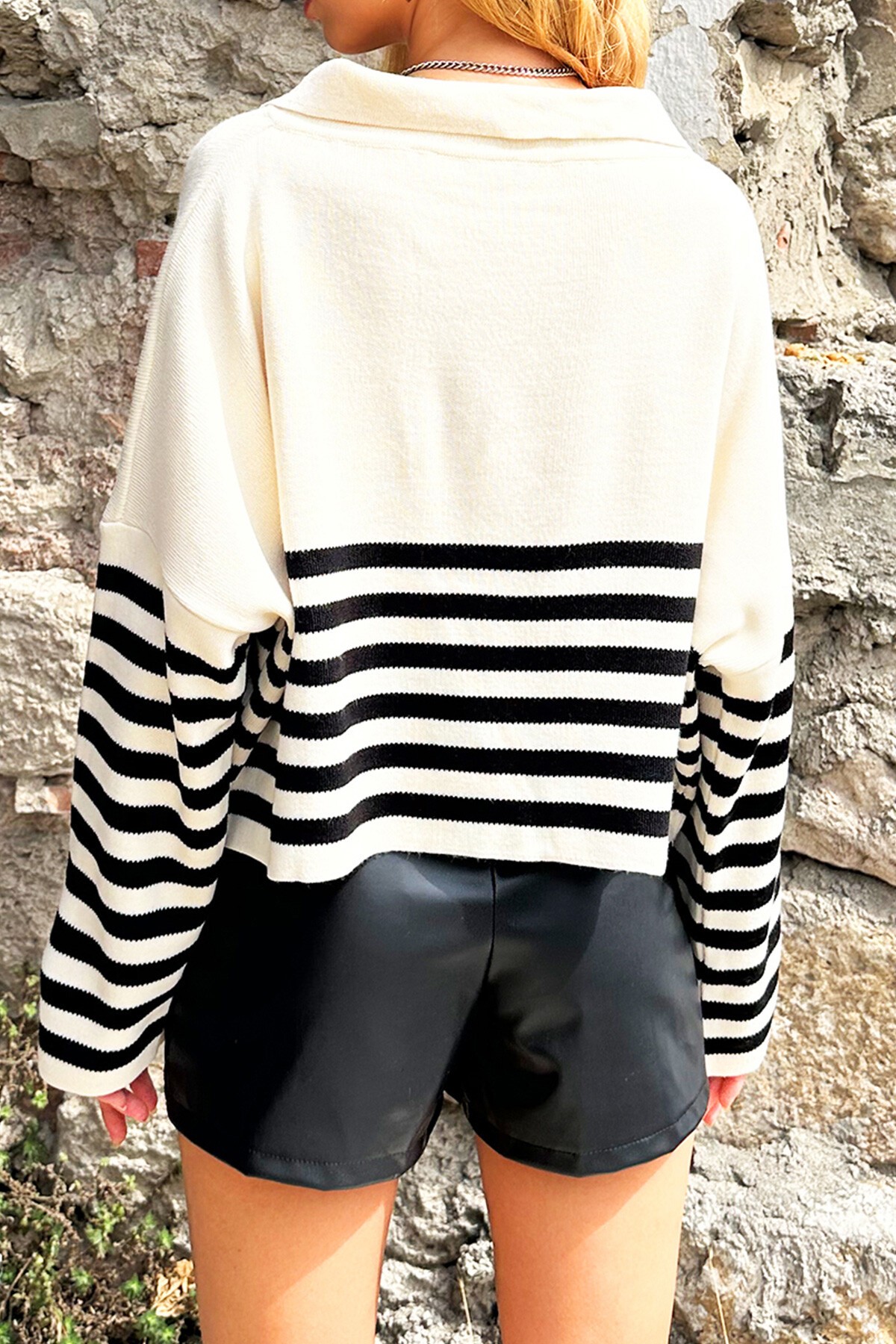 Ekru Polo Yaka Çizgili Crop Kazak