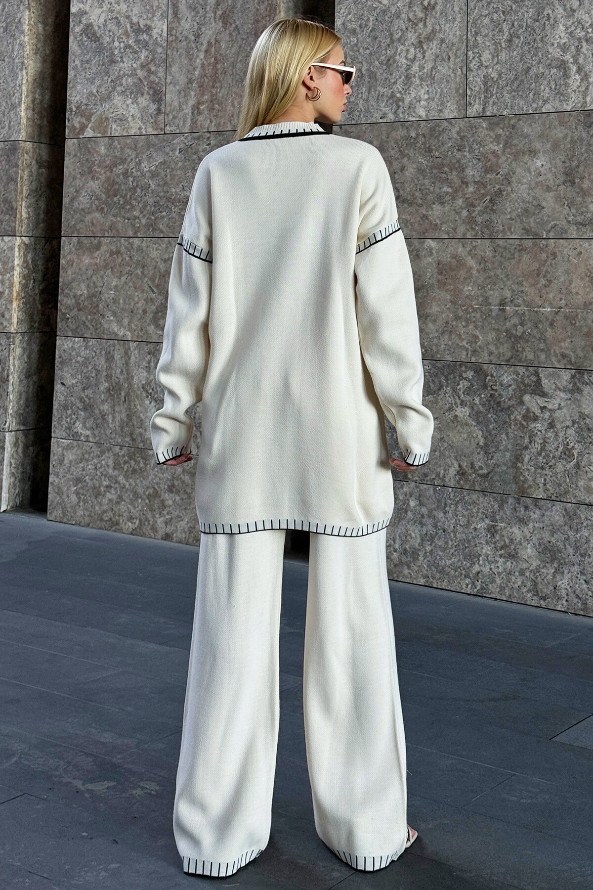 Ekru Polo Yaka Düğme Detaylı Triko Gömlek Ve Etek Takım