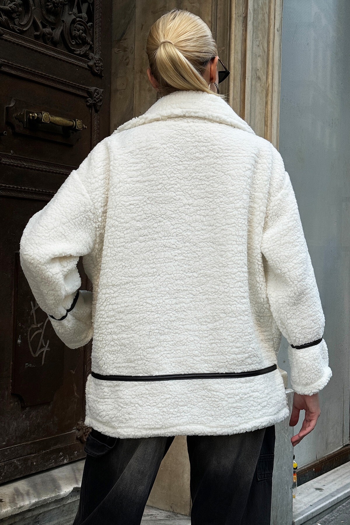 Ekru Polo Yaka Şerit Detaylı Çift Cepli Peluş Ceket