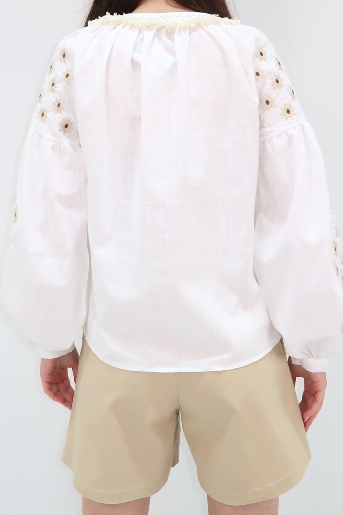Ekru Püskül Detaylı Nakış İşlemeli Pamuk Bluz