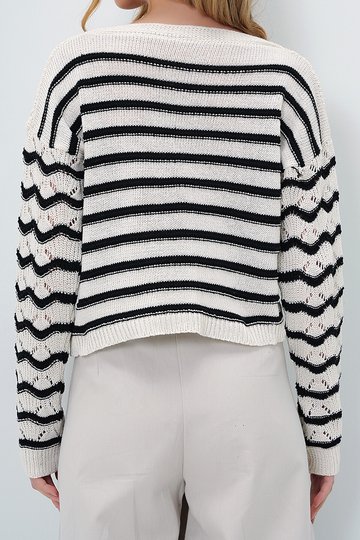 Ekru Siyah Çizgili Delik Ajurlu Yazlık Triko Hırka