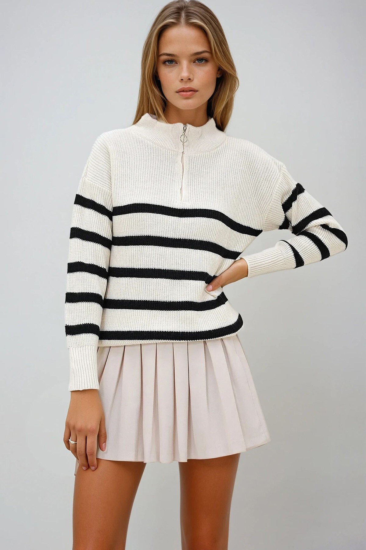 Ekru Siyah Dik Yaka Yarım Fermuarlı Çizgili Kazak