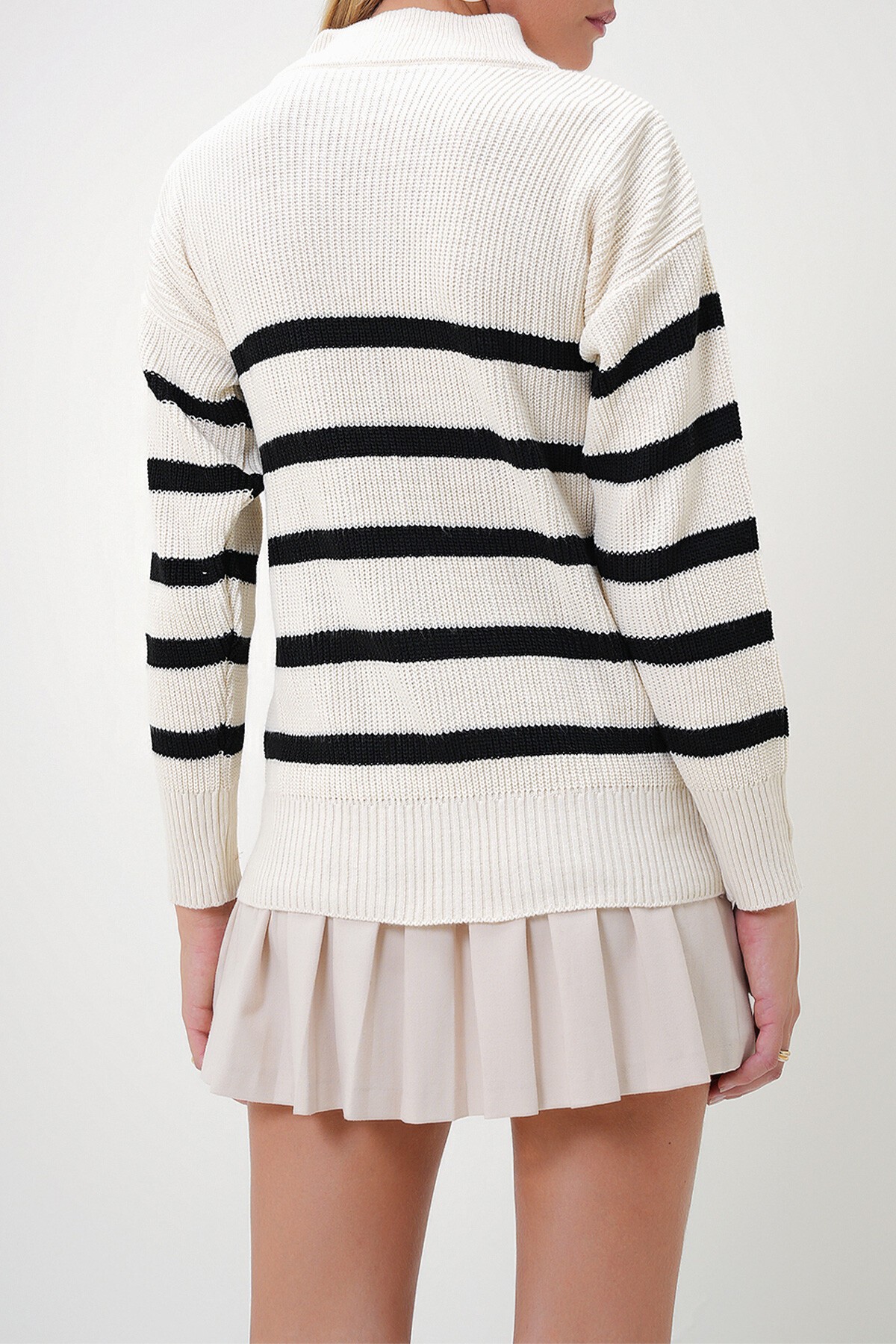 Ekru Siyah Dik Yaka Yarım Fermuarlı Çizgili Kazak