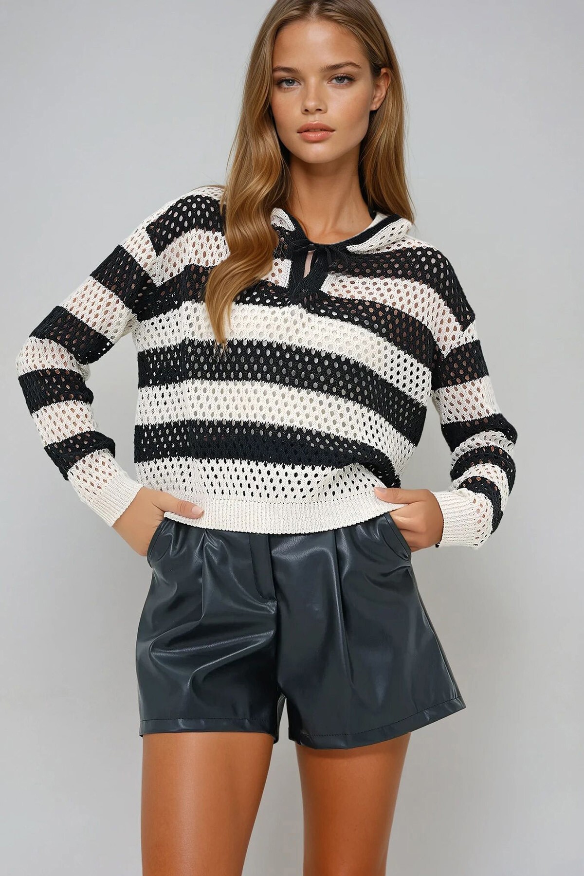 Ekru Siyah Kapüşonlu Delik Ajurlu Renk Garnili Yazlık Triko Bluz