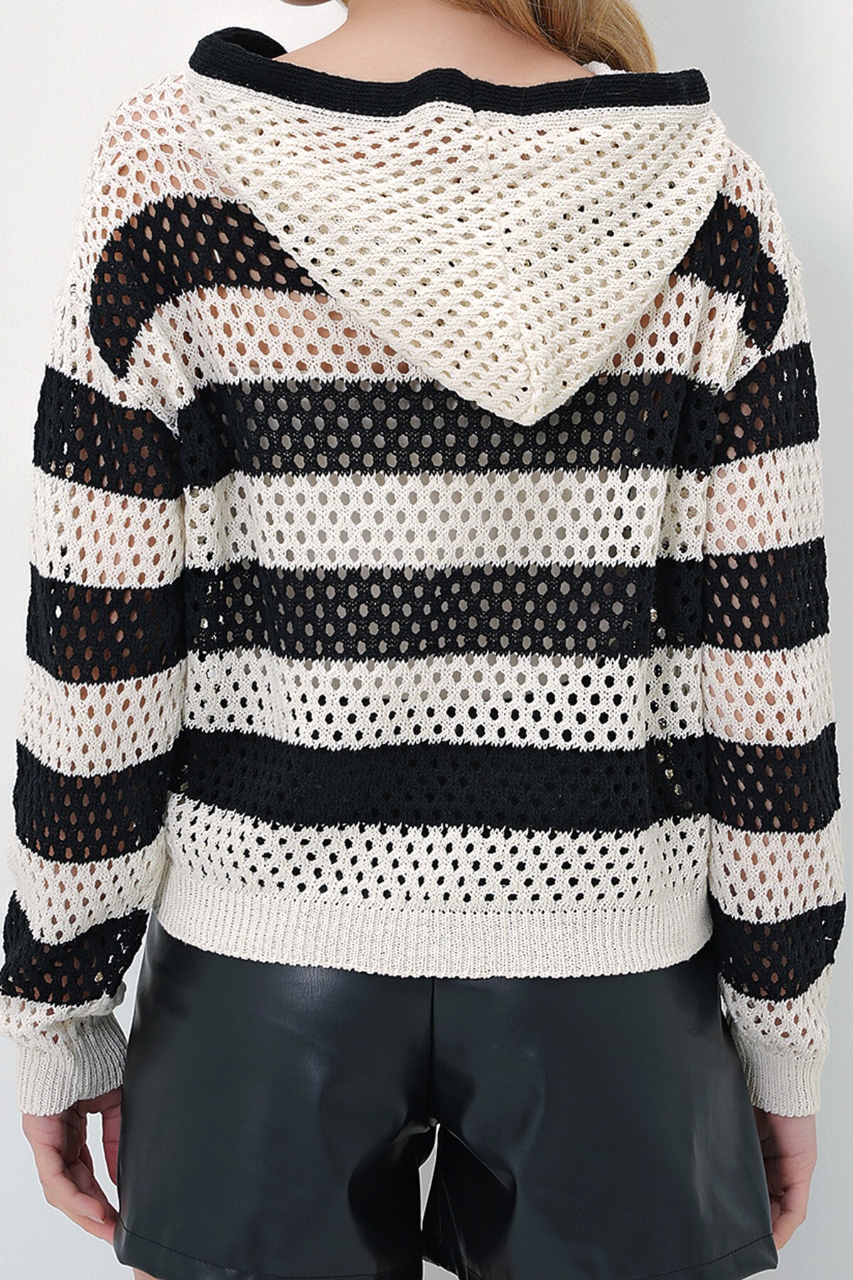 Ekru Siyah Kapüşonlu Delik Ajurlu Renk Garnili Yazlık Triko Bluz