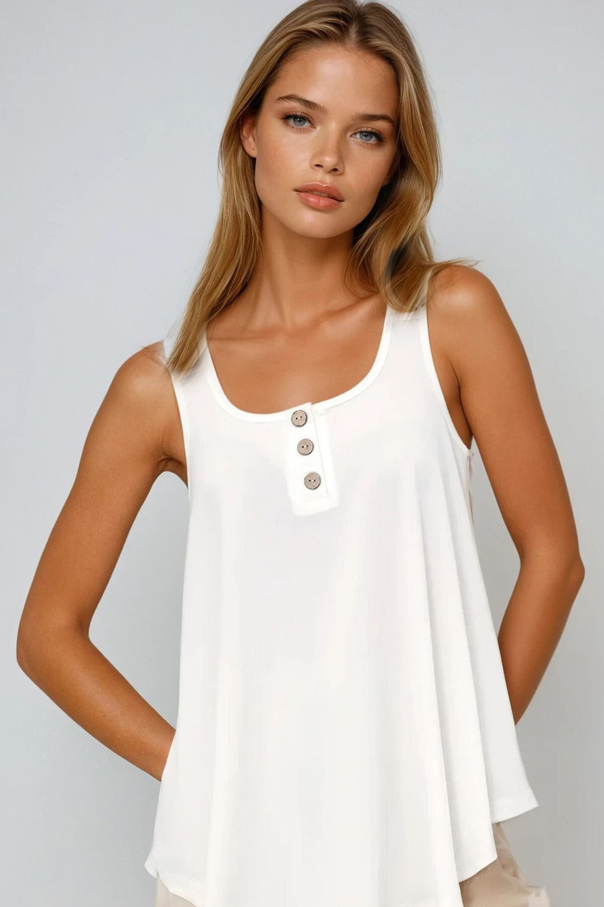 Ekru U Yaka Çapraz Askılı Düğme Detaylı Sandy Kloş Kesim Bluz