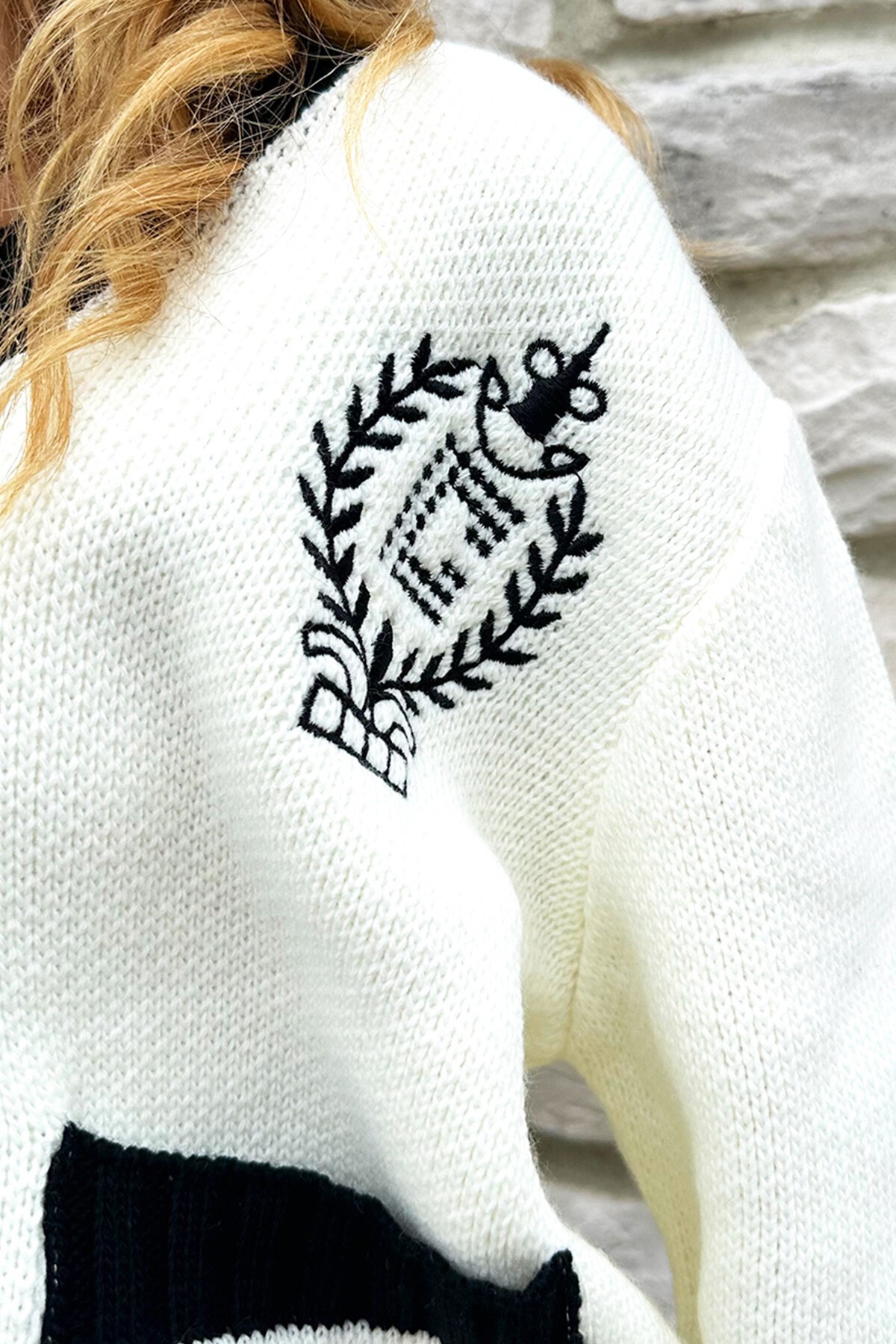 Ekru V Yaka Çift Cepli Nakış Detaylı Gold Düğmeli Triko Hırka