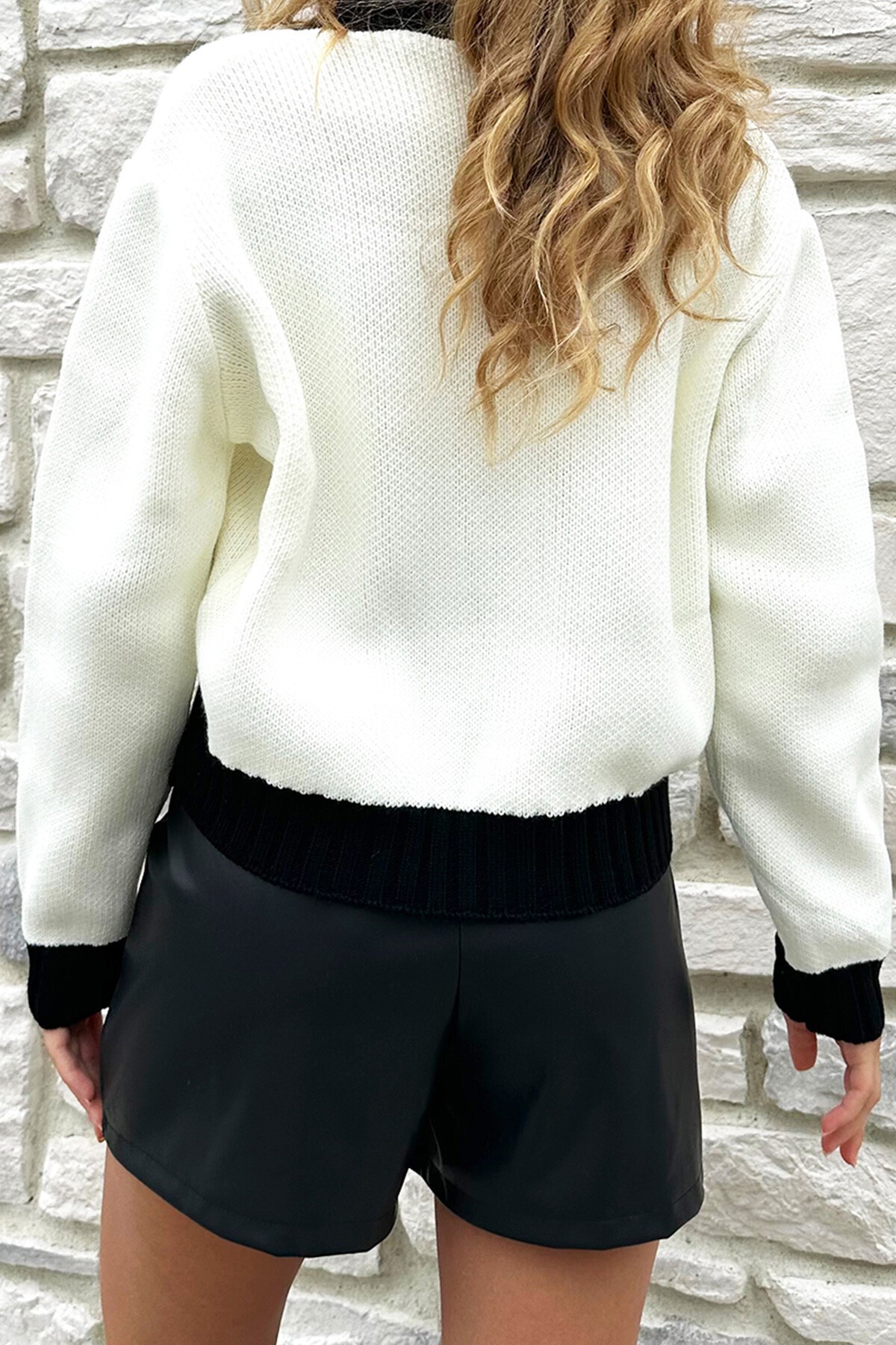 Ekru V Yaka Çift Cepli Nakış Detaylı Gold Düğmeli Triko Hırka