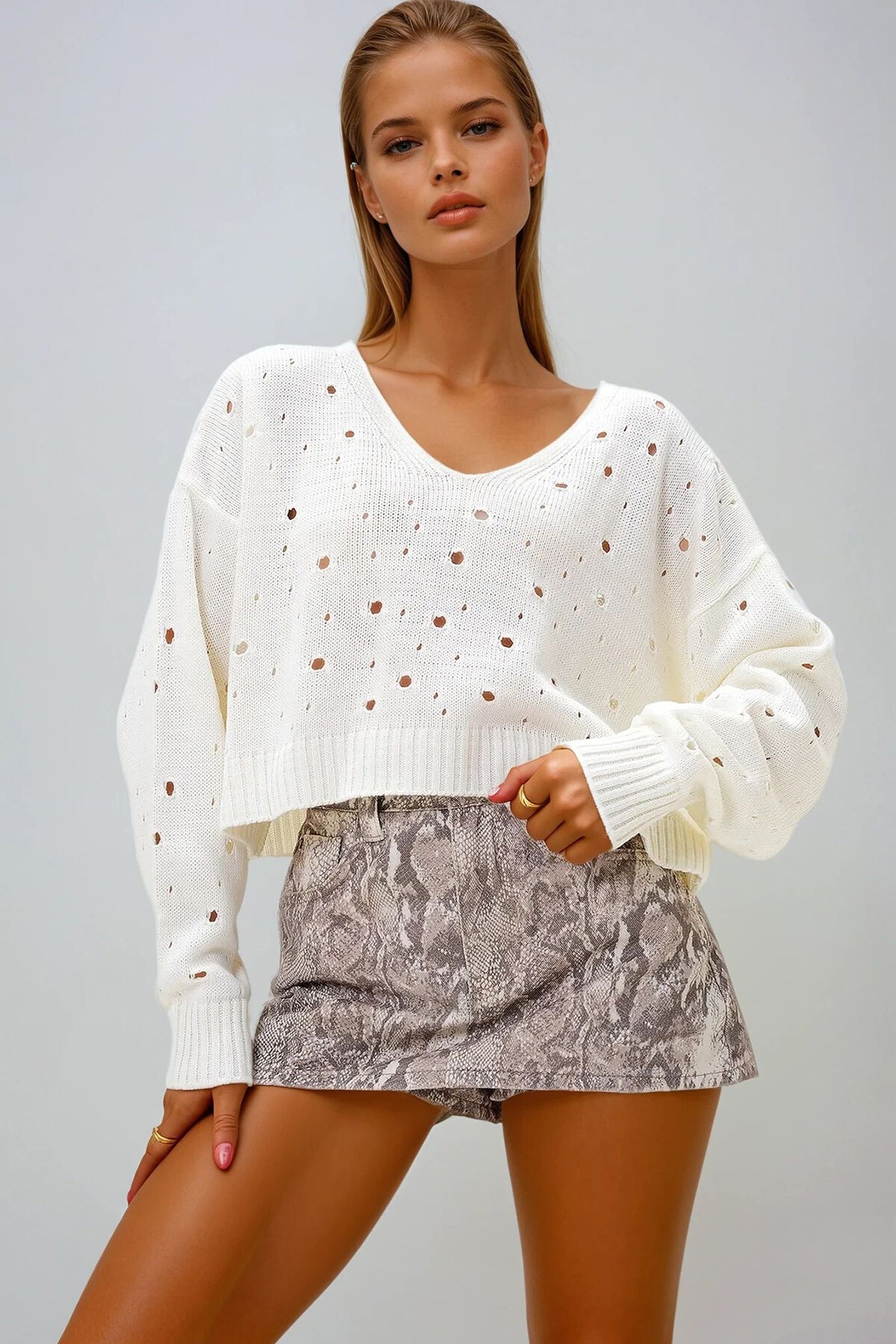 Ekru V Yaka Delik Ajurlu Crop Kazak